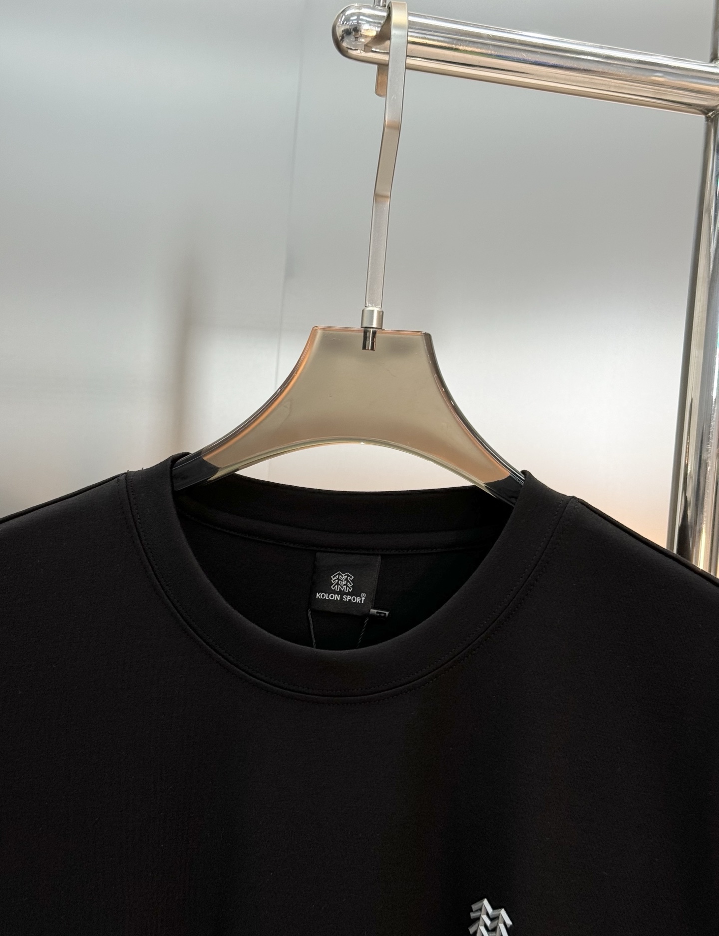 KOLONSPORT可隆25s新款男士长袖T恤，简约圆领设计，主打运动休闲风。高克重莫代尔棉面料，柔软细