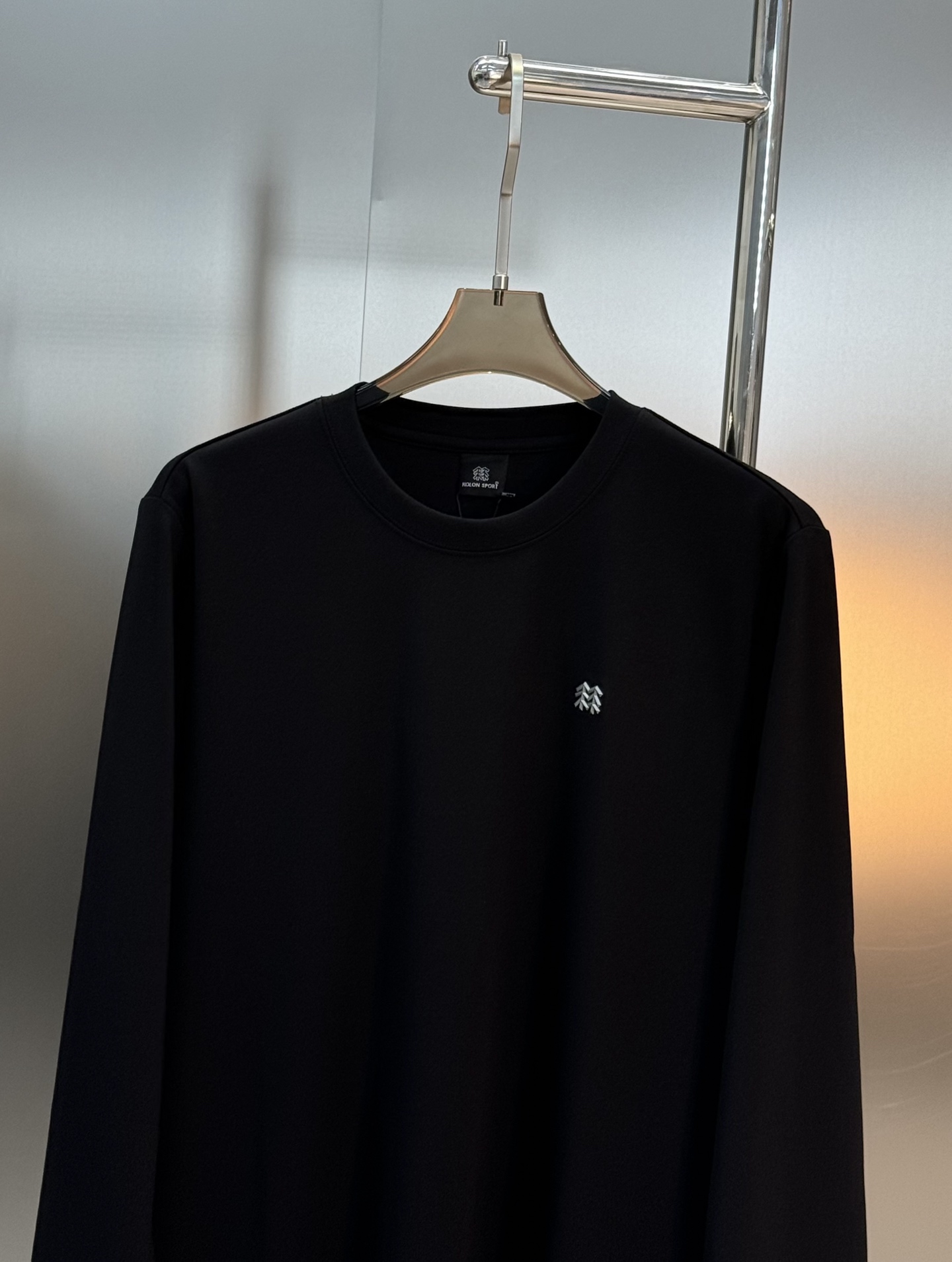 KOLONSPORT可隆25s新款男士长袖T恤，简约圆领设计，主打运动休闲风。高克重莫代尔棉面料，柔软细