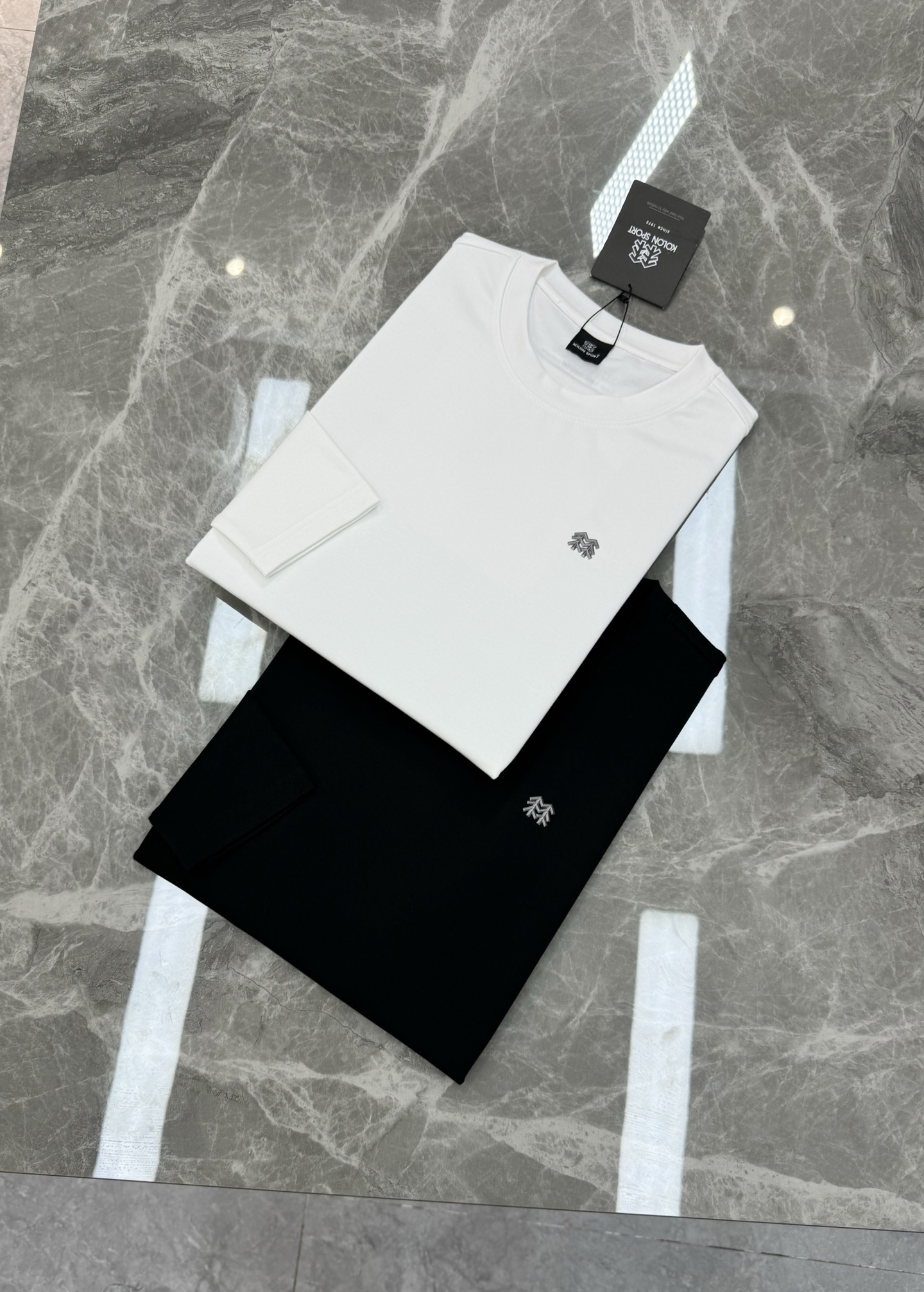 KOLONSPORT可隆25s新款男士长袖T恤，简约圆领设计，主打运动休闲风。高克重莫代尔棉面料，柔软细