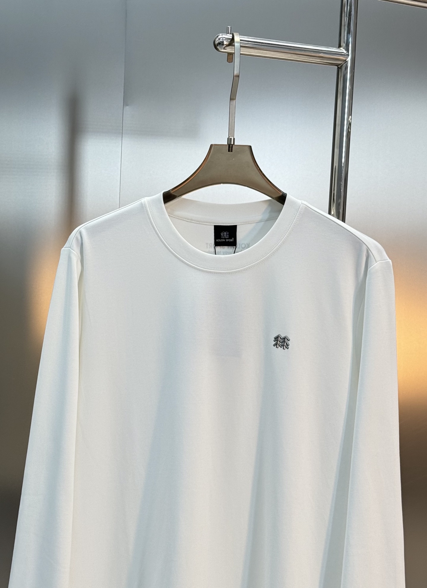 KOLONSPORT可隆25s新款男士长袖T恤，简约圆领设计，主打运动休闲风。高克重莫代尔棉面料，柔软细