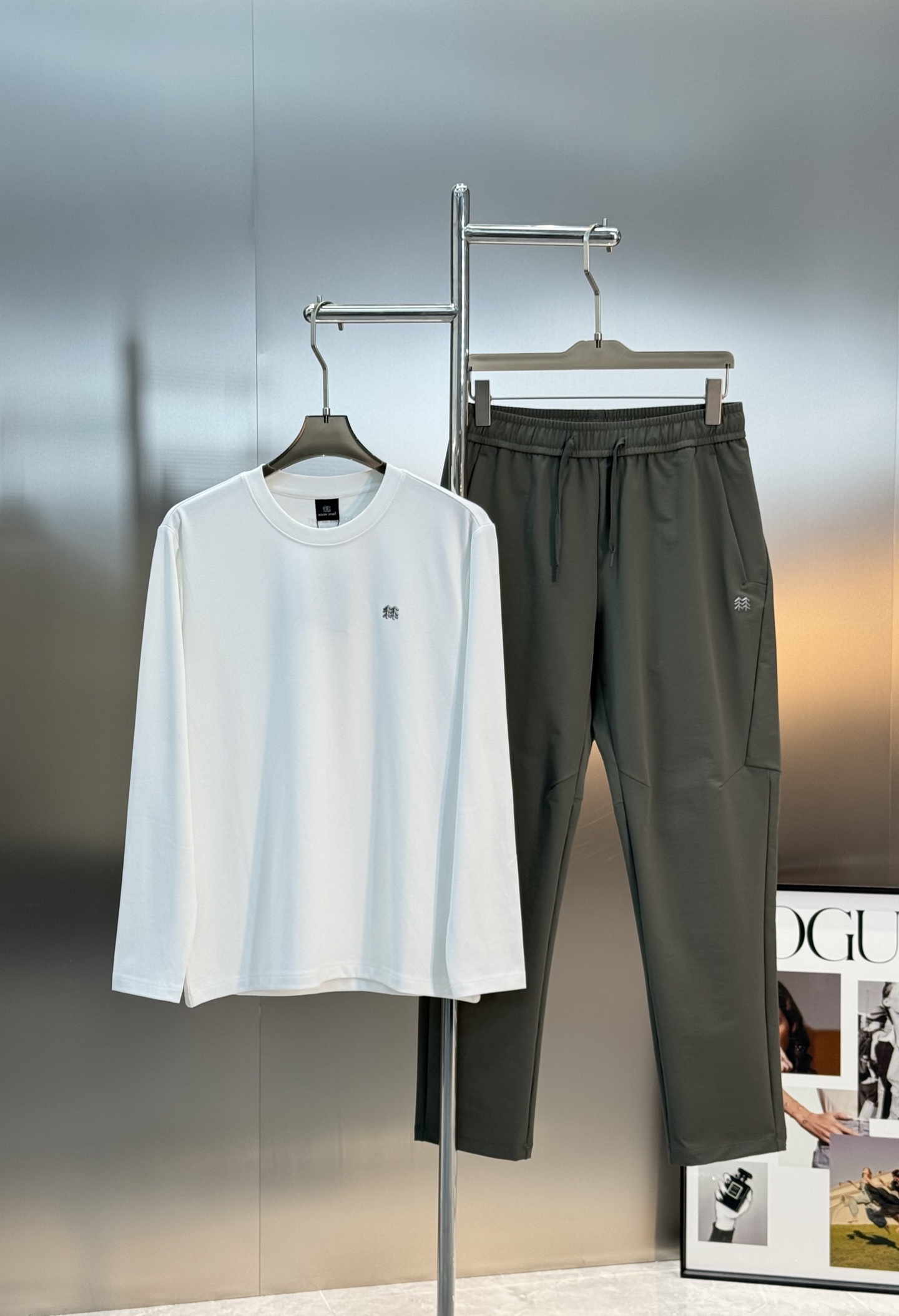 KOLONSPORT可隆25s新款男士长袖T恤，简约圆领设计，主打运动休闲风。高克重莫代尔棉面料，柔软细