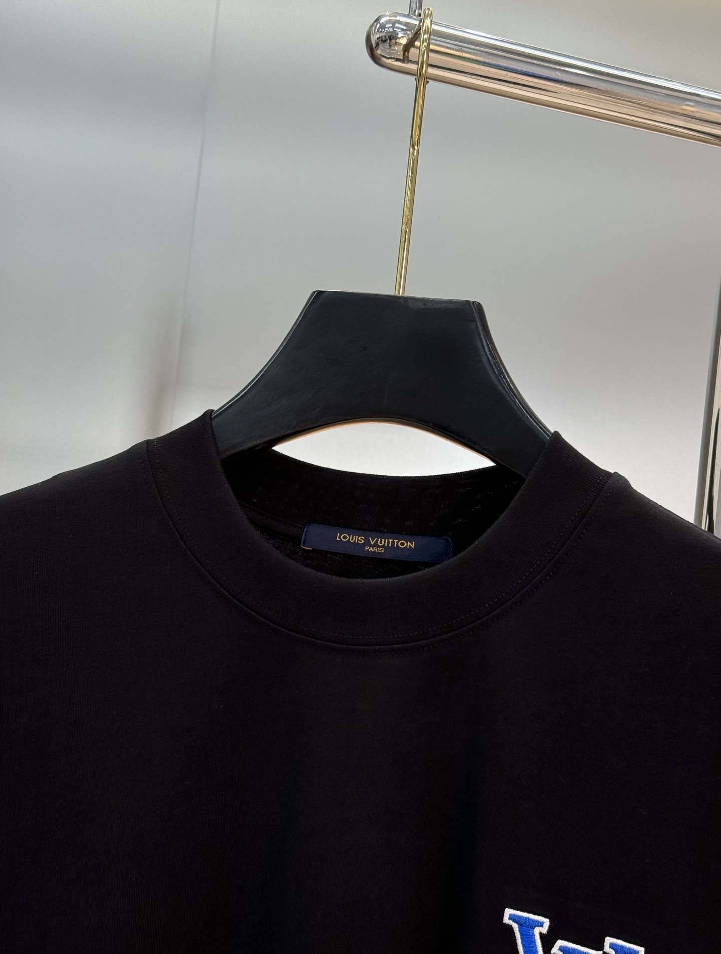 驴牌*25s新款绣花款长袖T恤，黑白两色可选，280克精棉材质，柔软舒适，秋冬穿超合适！胸前LV刺绣工艺