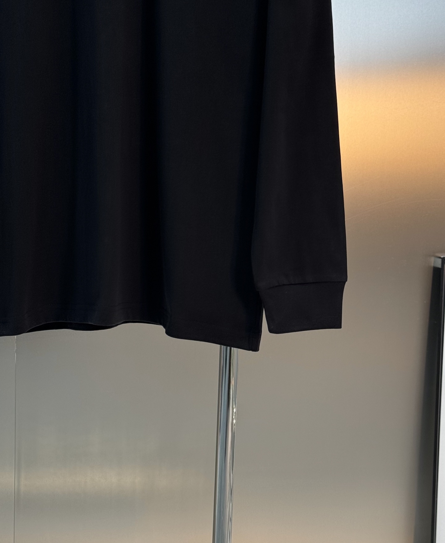 驴牌*25s新款绣花款长袖T恤，黑白两色可选，280克精棉材质，柔软舒适，秋冬穿超合适！胸前LV刺绣工艺