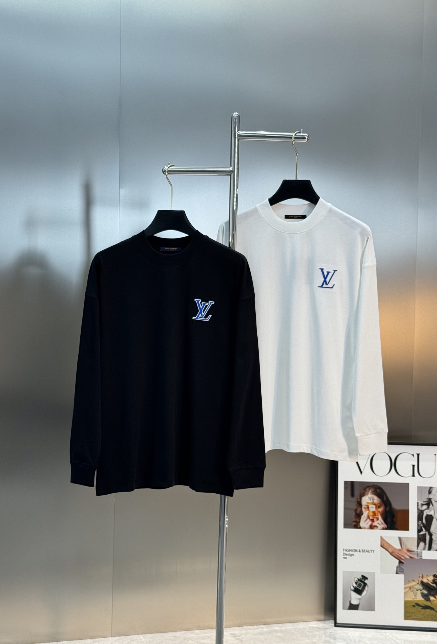 驴牌*25s新款绣花款长袖T恤，黑白两色可选，280克精棉材质，柔软舒适，秋冬穿超合适！胸前LV刺绣工艺