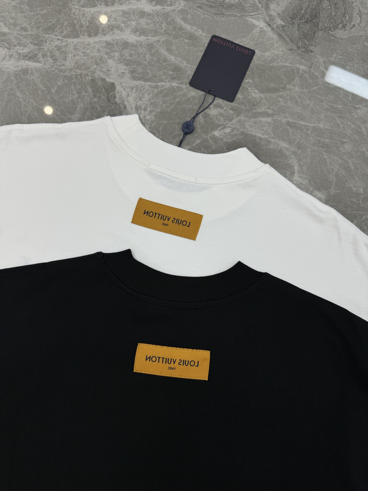 驴牌*25s新款绣花款长袖T恤，黑白两色可选，280克精棉材质，柔软舒适，秋冬穿超合适！胸前LV刺绣工艺