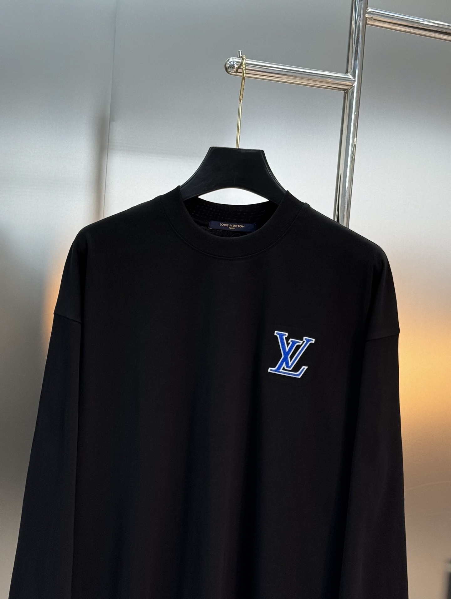 驴牌*25s新款绣花款长袖T恤，黑白两色可选，280克精棉材质，柔软舒适，秋冬穿超合适！胸前LV刺绣工艺