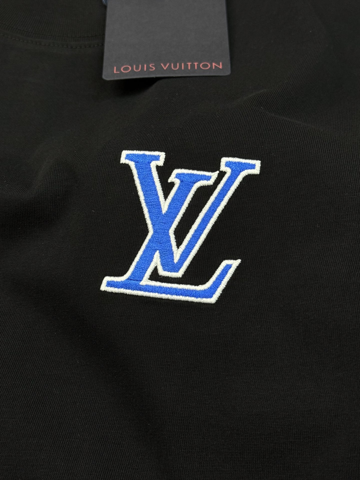 驴牌*25s新款绣花款长袖T恤，黑白两色可选，280克精棉材质，柔软舒适，秋冬穿超合适！胸前LV刺绣工艺