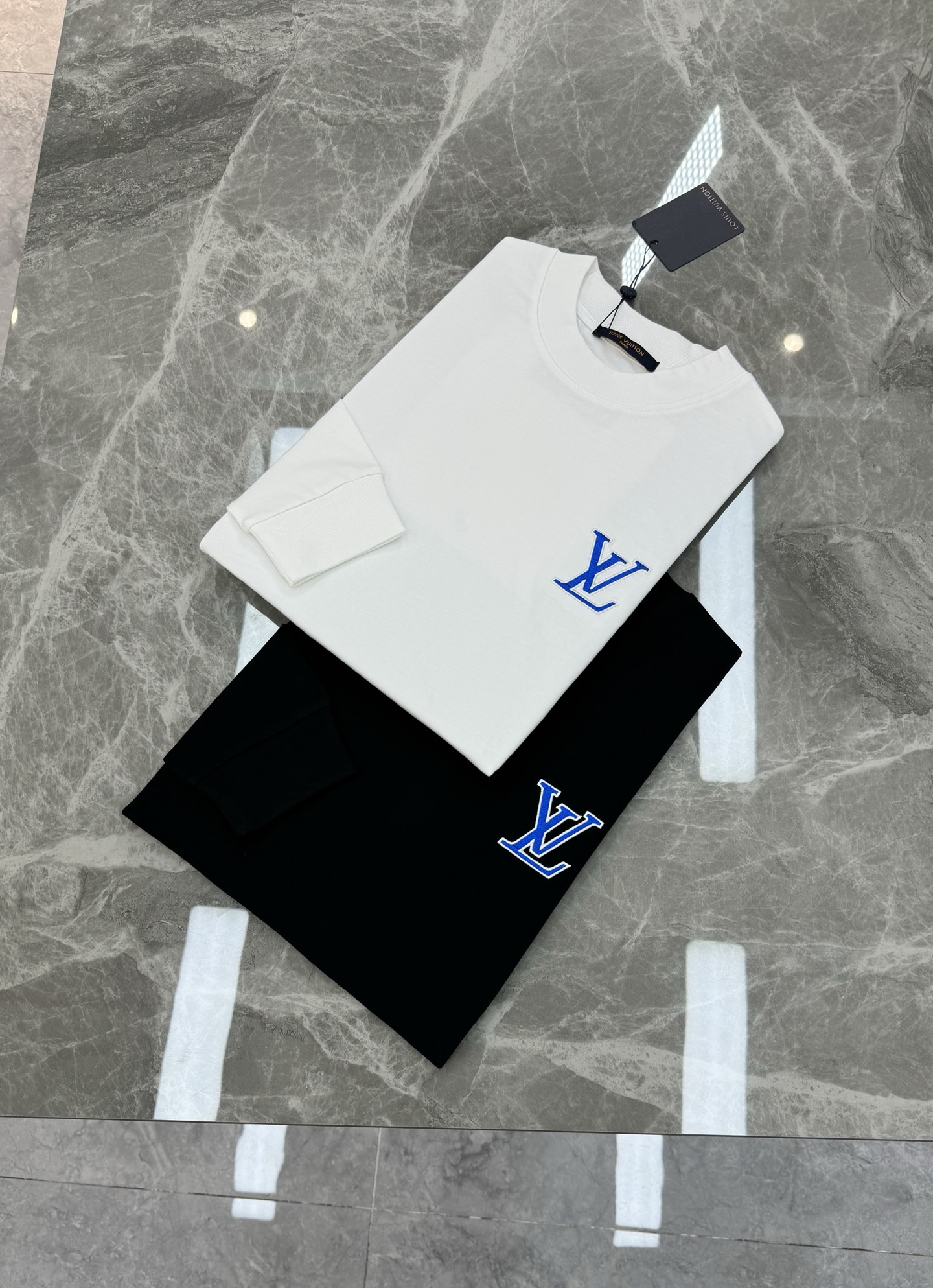 驴牌*25s新款绣花款长袖T恤，黑白两色可选，280克精棉材质，柔软舒适，秋冬穿超合适！胸前LV刺绣工艺
