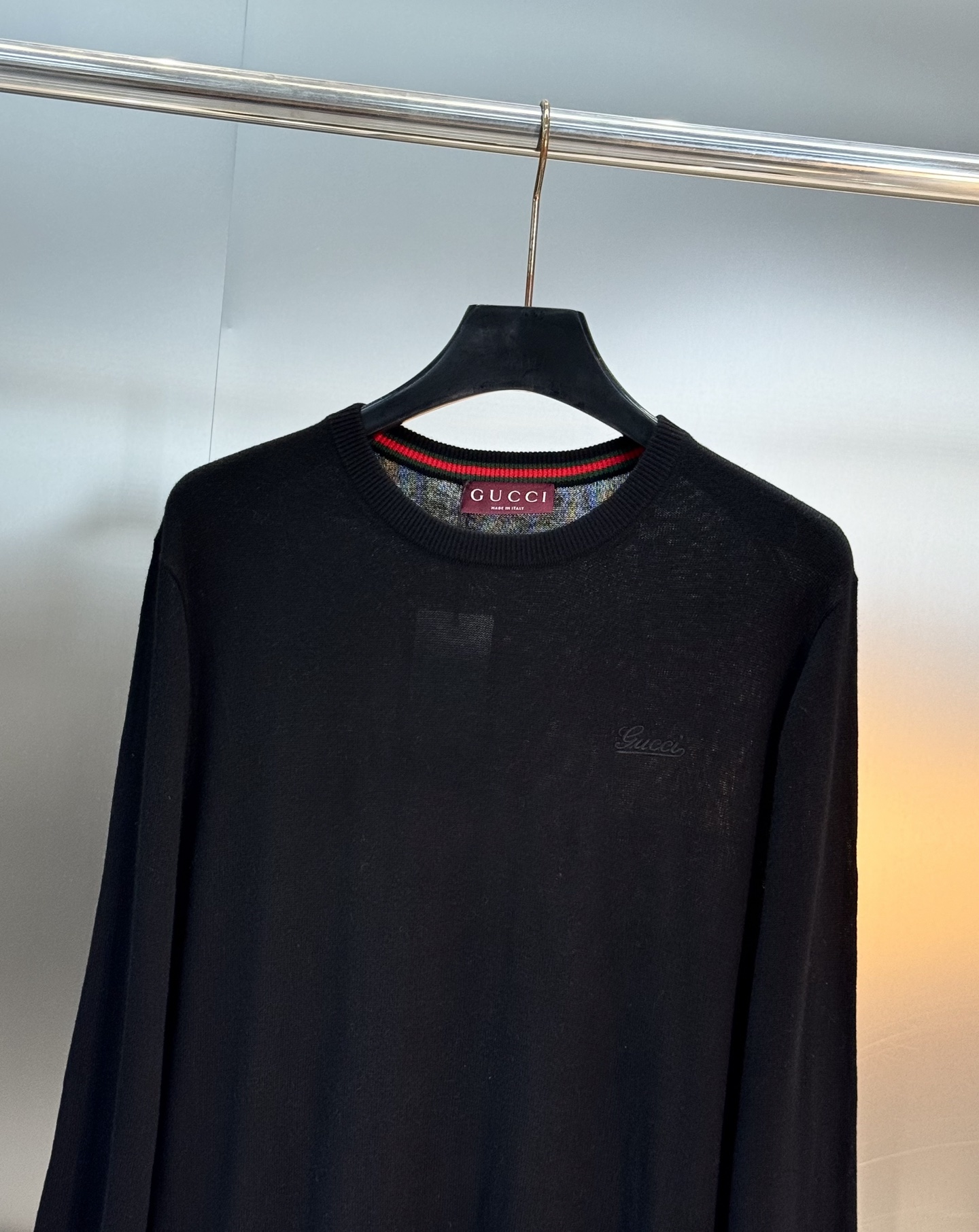 Gucci古奇25s男士羊毛针织衫，选用高品质羊毛混纺面料.柔软亲肤又保暖，秋冬穿超合适！经典圆领设计，