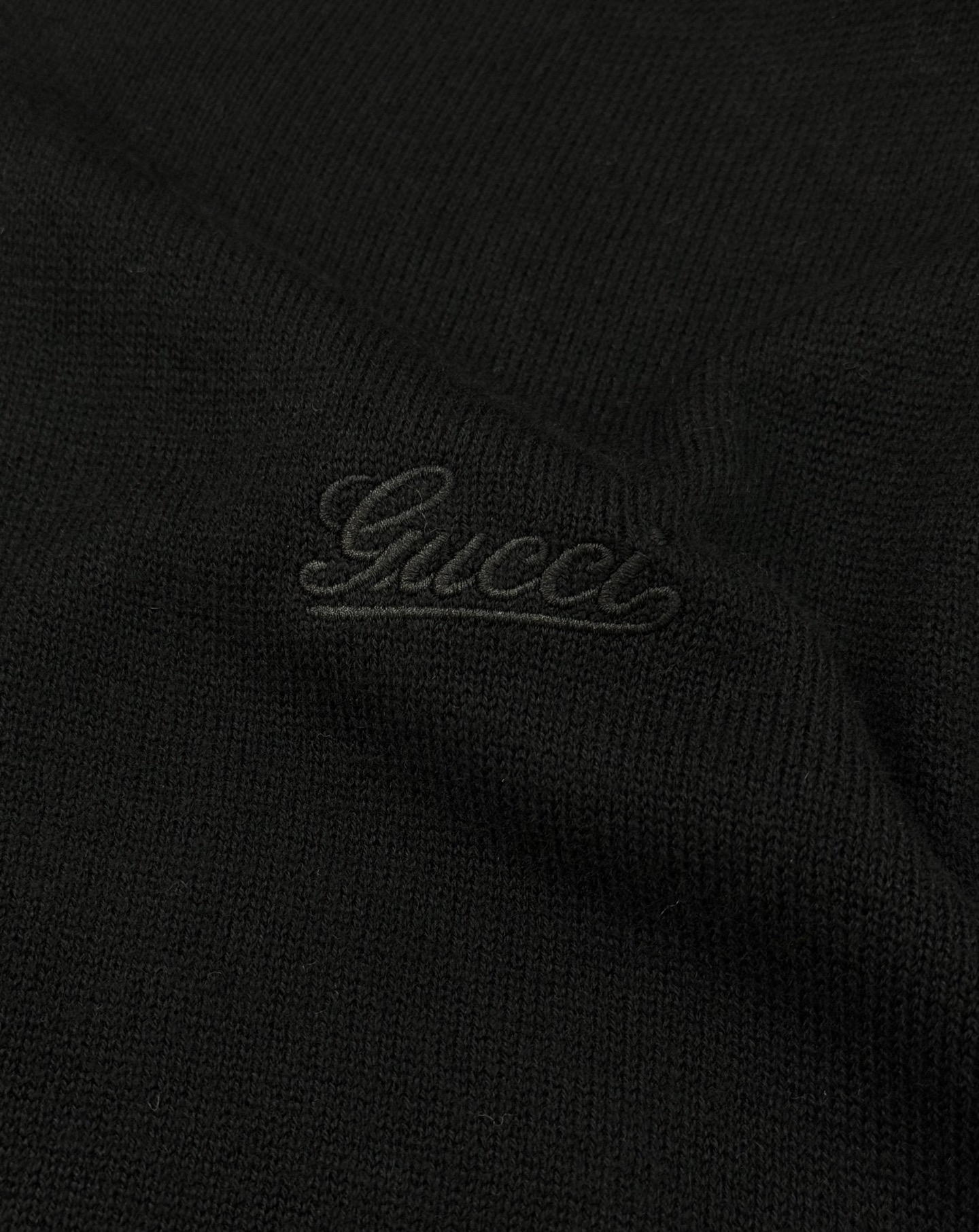 Gucci古奇25s男士羊毛针织衫，选用高品质羊毛混纺面料.柔软亲肤又保暖，秋冬穿超合适！经典圆领设计，