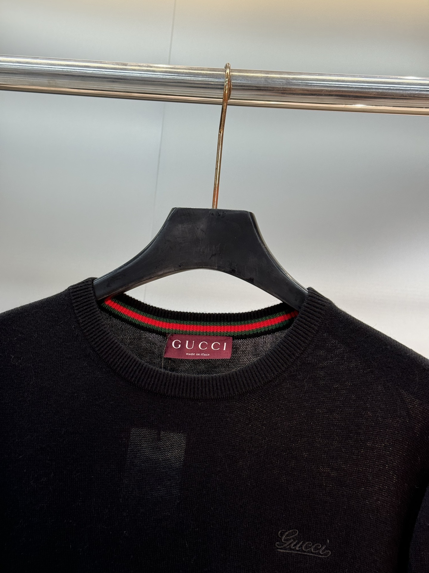 Gucci古奇25s男士羊毛针织衫，选用高品质羊毛混纺面料.柔软亲肤又保暖，秋冬穿超合适！经典圆领设计，