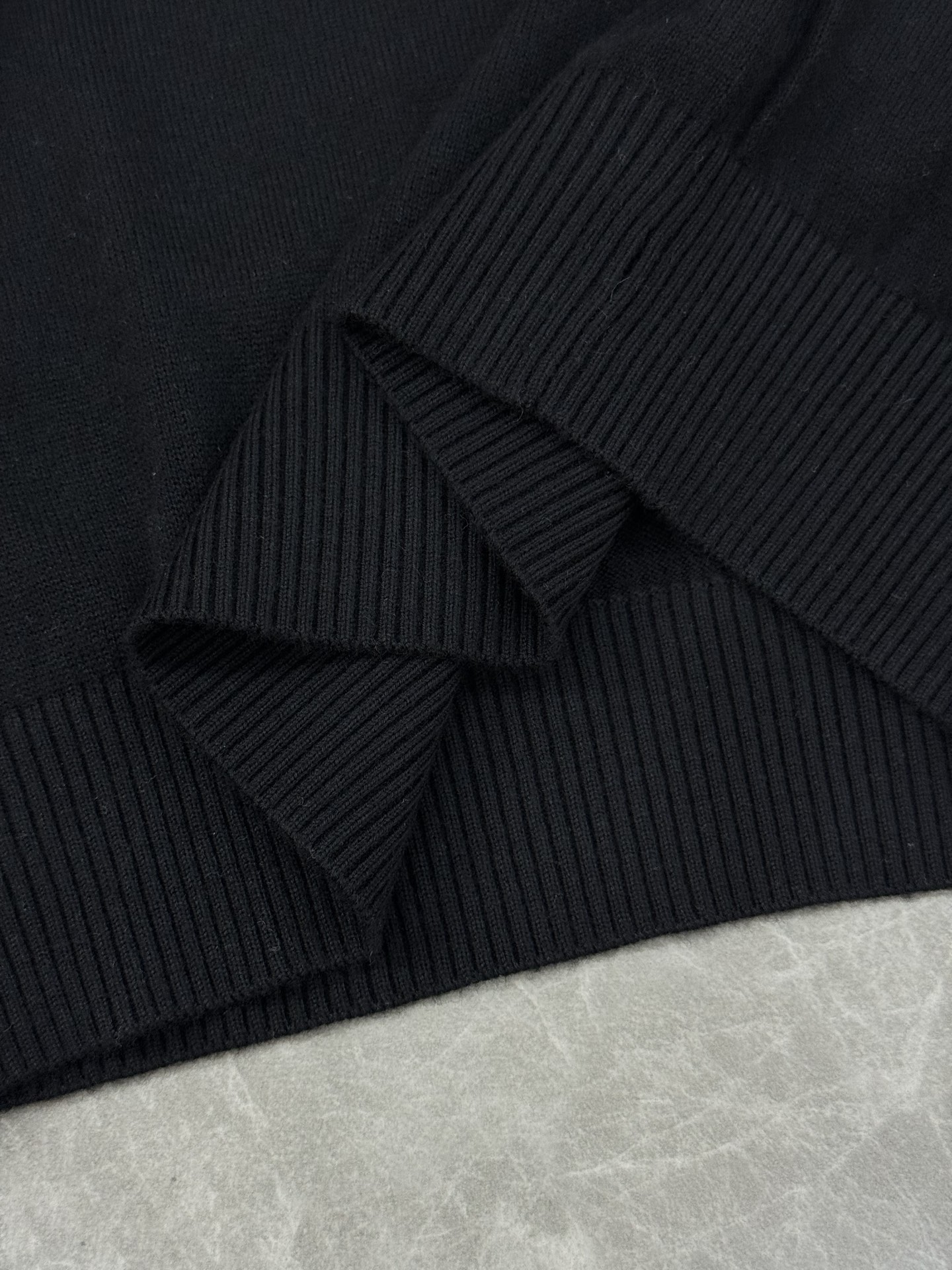 Gucci古奇25s男士羊毛针织衫，选用高品质羊毛混纺面料.柔软亲肤又保暖，秋冬穿超合适！经典圆领设计，