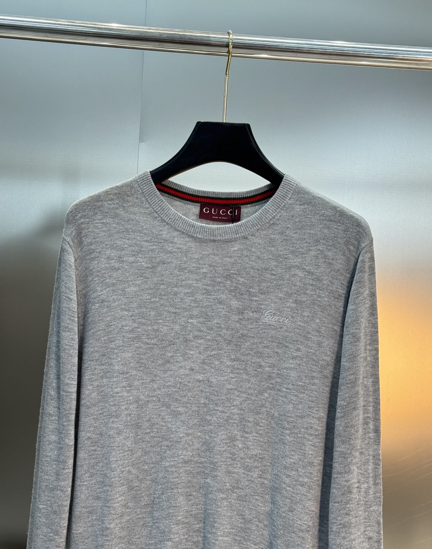 Gucci古奇25s男士羊毛针织衫，选用高品质羊毛混纺面料.柔软亲肤又保暖，秋冬穿超合适！经典圆领设计，