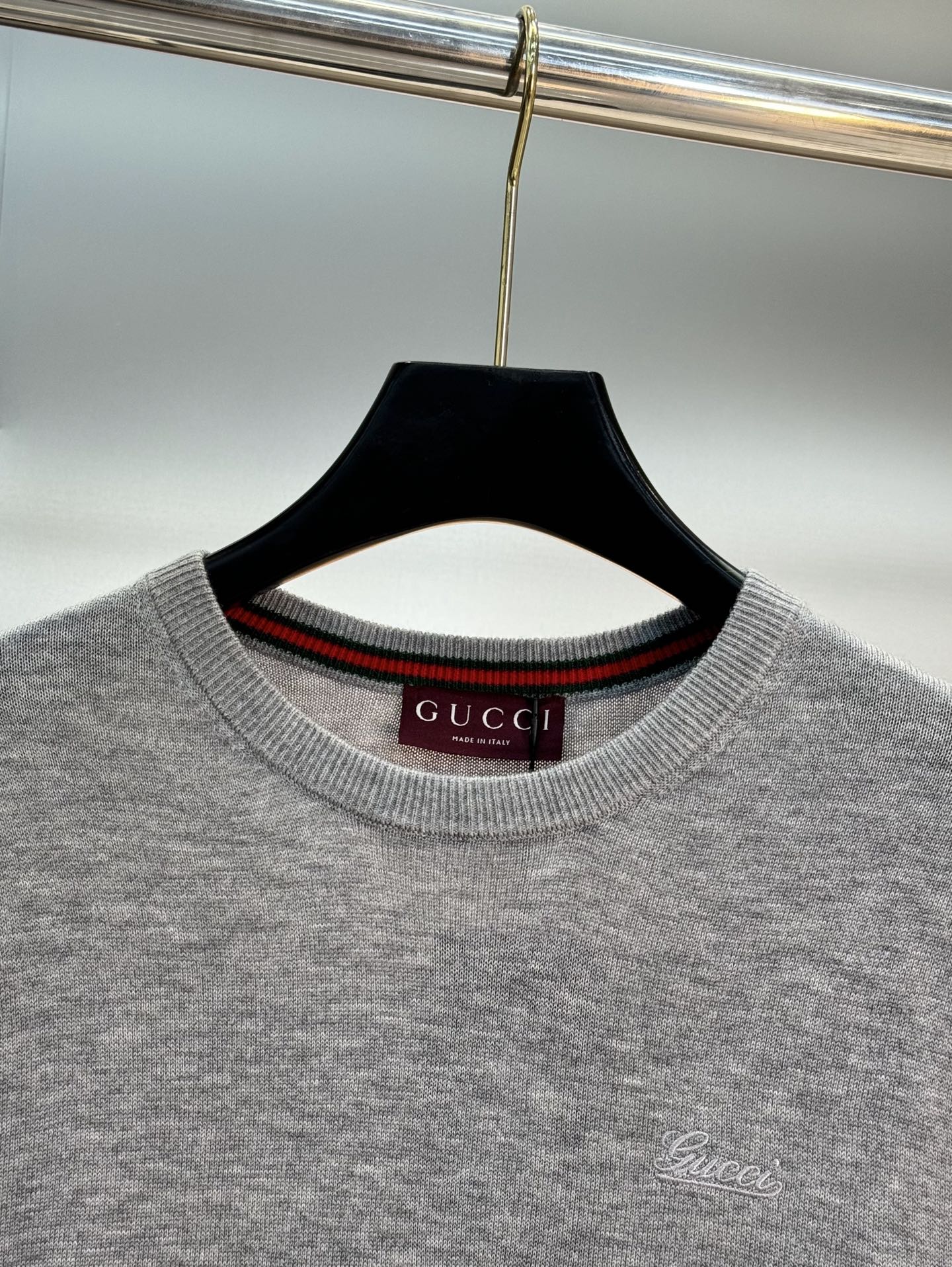 Gucci古奇25s男士羊毛针织衫，选用高品质羊毛混纺面料.柔软亲肤又保暖，秋冬穿超合适！经典圆领设计，