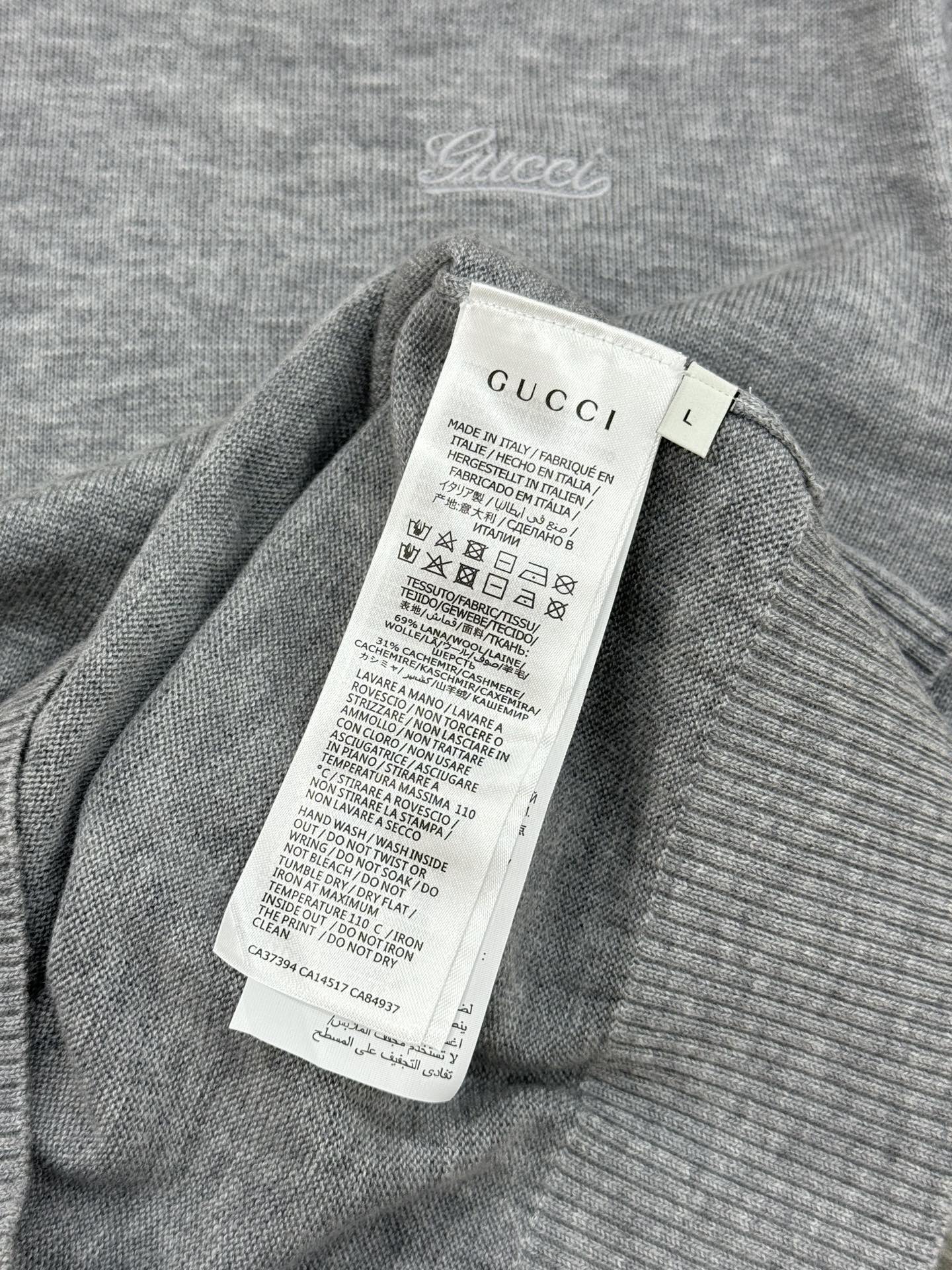 Gucci古奇25s男士羊毛针织衫，选用高品质羊毛混纺面料.柔软亲肤又保暖，秋冬穿超合适！经典圆领设计，