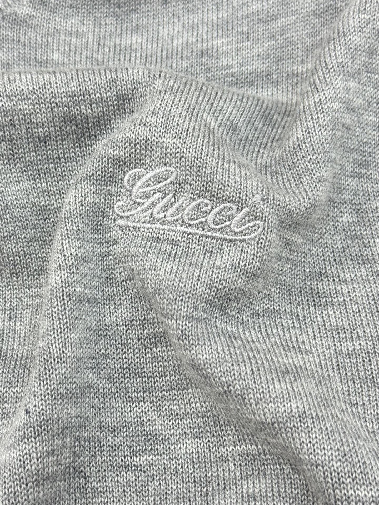 Gucci古奇25s男士羊毛针织衫，选用高品质羊毛混纺面料.柔软亲肤又保暖，秋冬穿超合适！经典圆领设计，