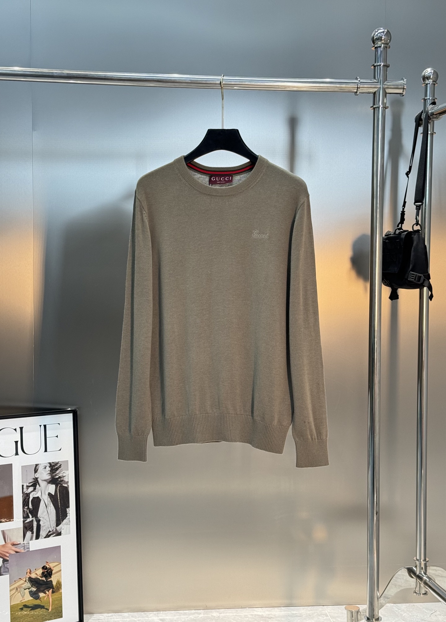 Gucci古奇25s男士羊毛针织衫，选用高品质羊毛混纺面料.柔软亲肤又保暖，秋冬穿超合适！经典圆领设计，