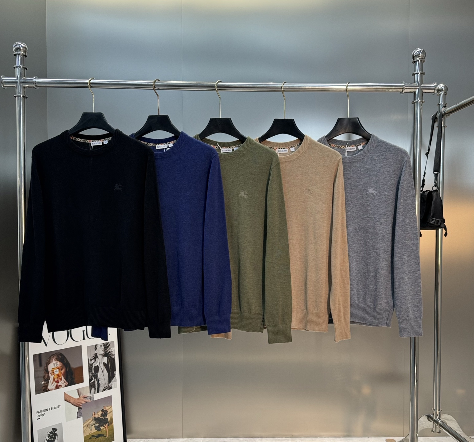 Burberry经典针织衫，采用高品质羊毛混纺面料.柔软又保暖，秋冬穿超合适！圆领设计+胸前小马标刺绣，