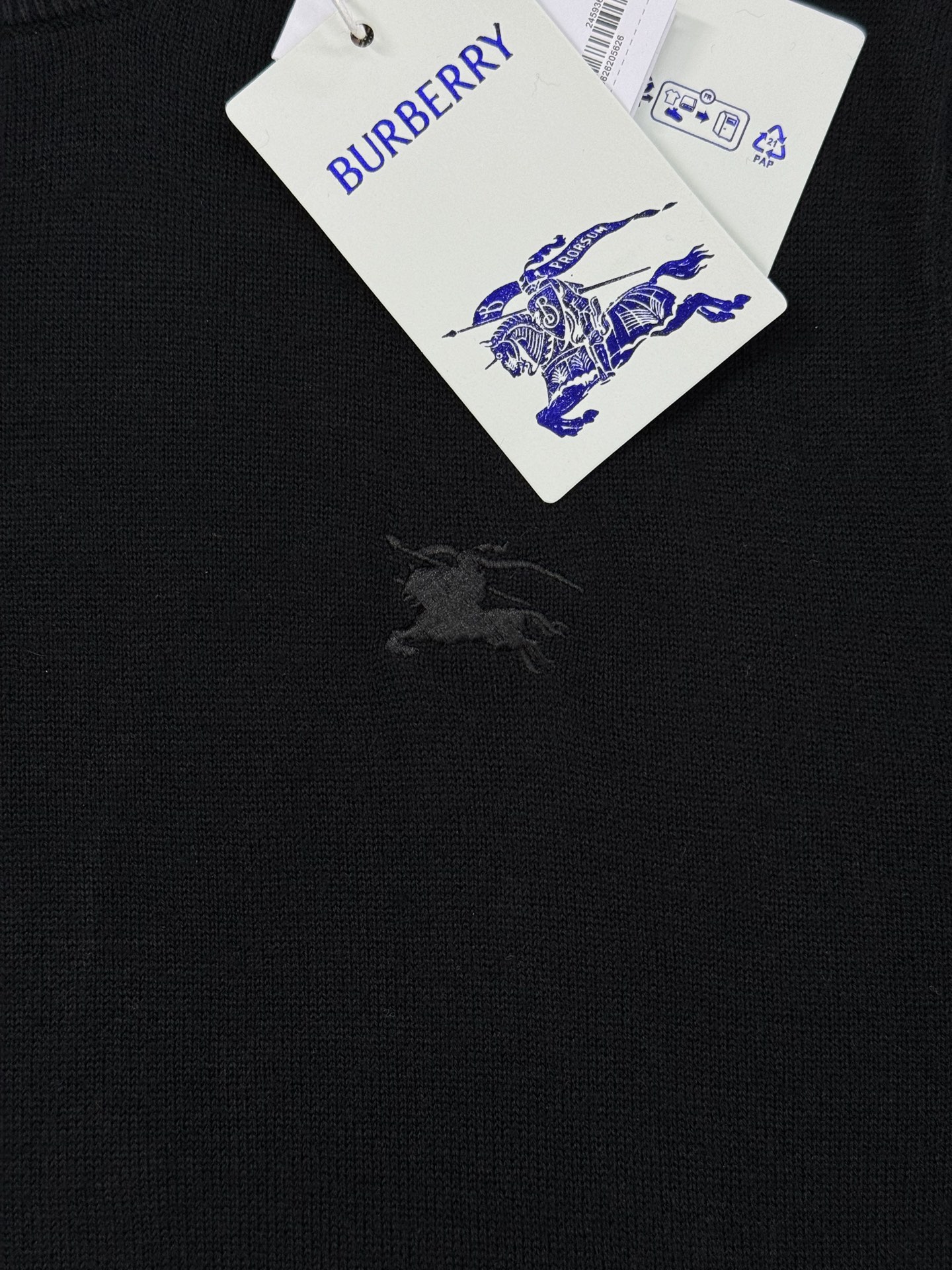 Burberry经典针织衫，采用高品质羊毛混纺面料.柔软又保暖，秋冬穿超合适！圆领设计+胸前小马标刺绣，