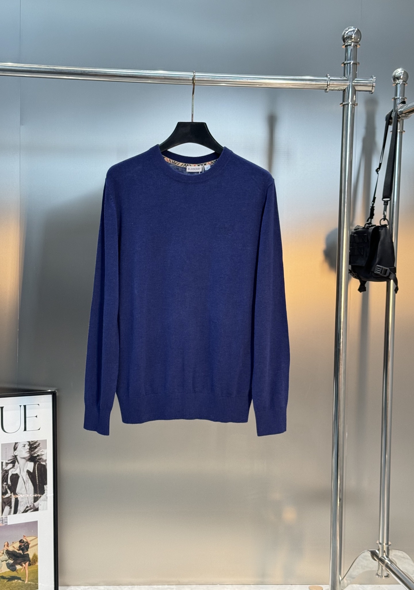 Burberry经典针织衫，采用高品质羊毛混纺面料.柔软又保暖，秋冬穿超合适！圆领设计+胸前小马标刺绣，