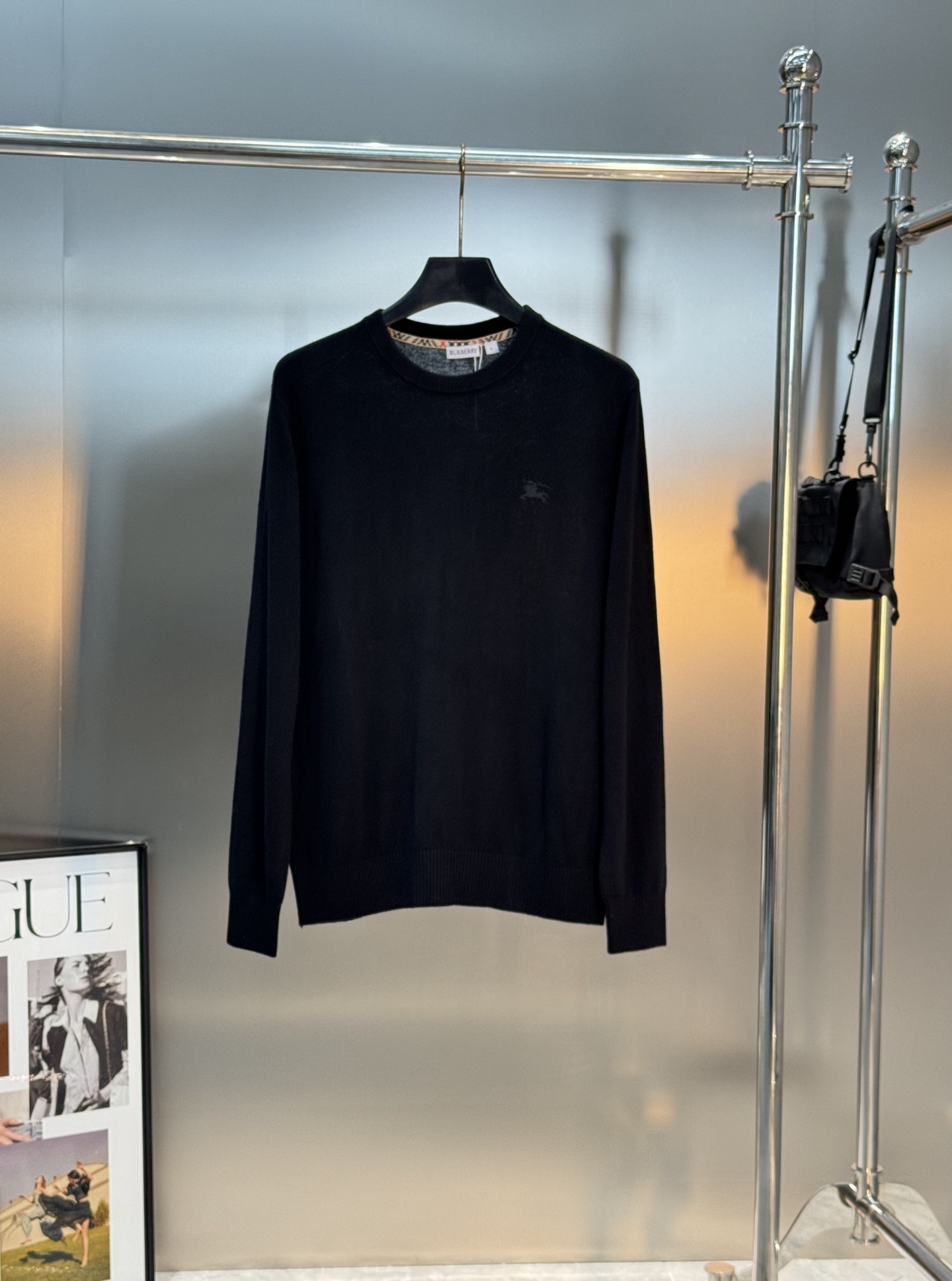 Burberry经典针织衫，采用高品质羊毛混纺面料.柔软又保暖，秋冬穿超合适！圆领设计+胸前小马标刺绣，