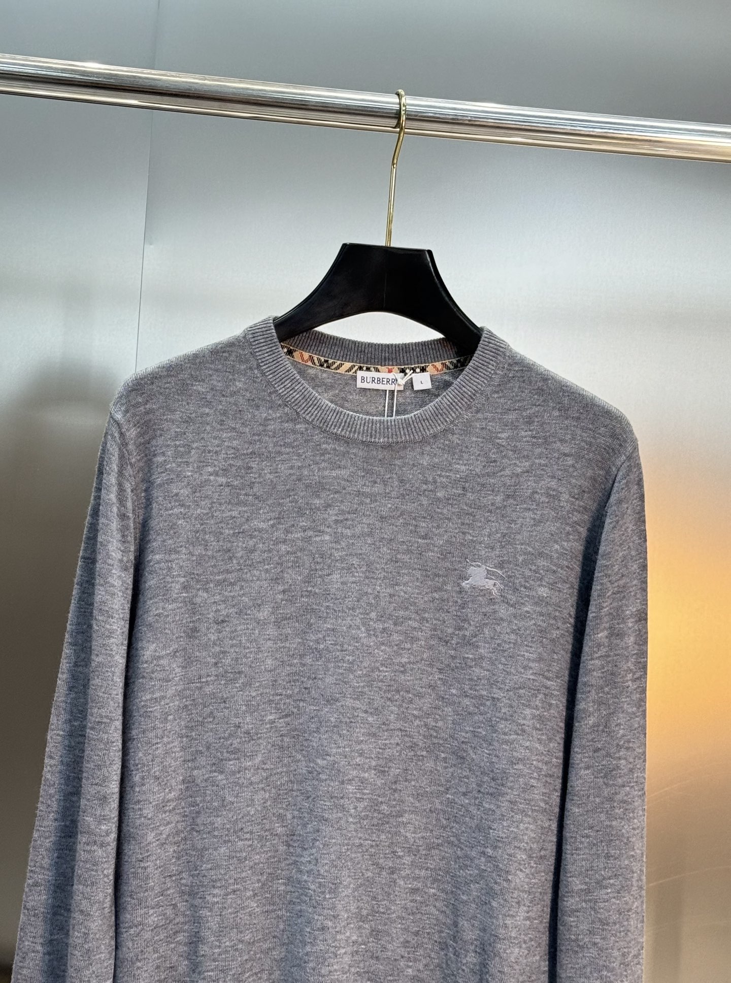 Burberry经典针织衫，采用高品质羊毛混纺面料.柔软又保暖，秋冬穿超合适！圆领设计+胸前小马标刺绣，