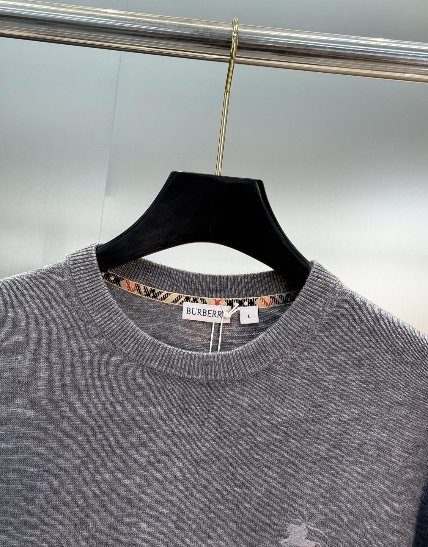 Burberry经典针织衫，采用高品质羊毛混纺面料.柔软又保暖，秋冬穿超合适！圆领设计+胸前小马标刺绣，