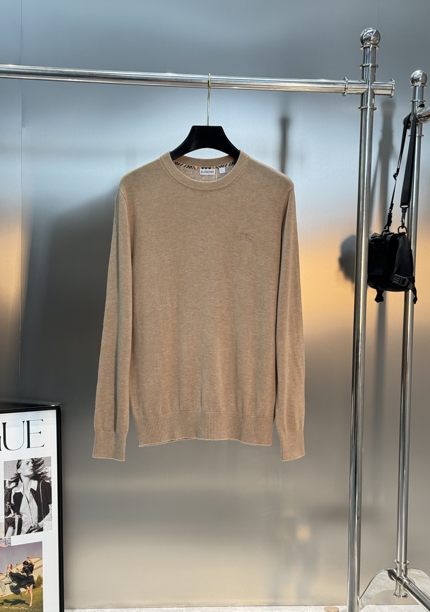 Burberry经典针织衫，采用高品质羊毛混纺面料.柔软又保暖，秋冬穿超合适！圆领设计+胸前小马标刺绣，