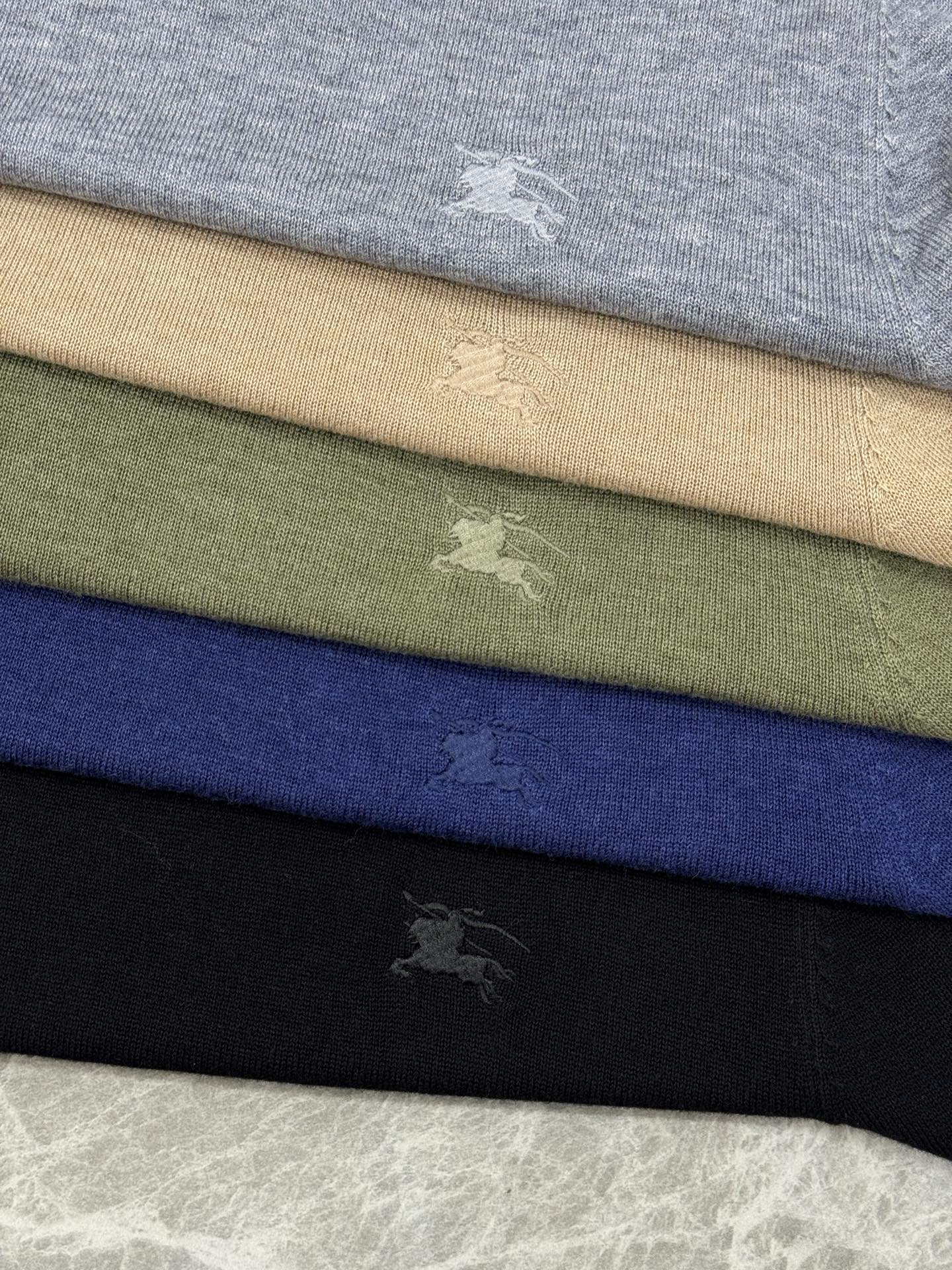 Burberry经典针织衫，采用高品质羊毛混纺面料.柔软又保暖，秋冬穿超合适！圆领设计+胸前小马标刺绣，