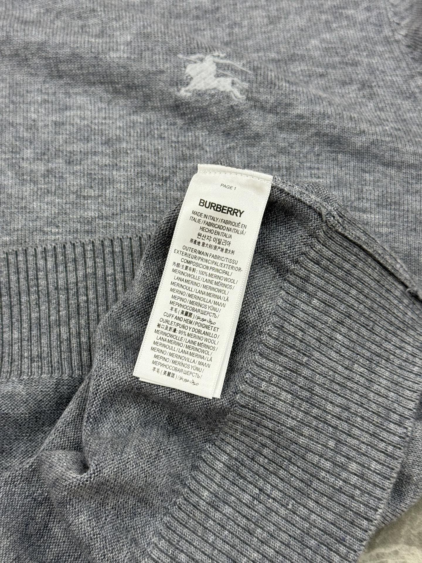 Burberry经典针织衫，采用高品质羊毛混纺面料.柔软又保暖，秋冬穿超合适！圆领设计+胸前小马标刺绣，