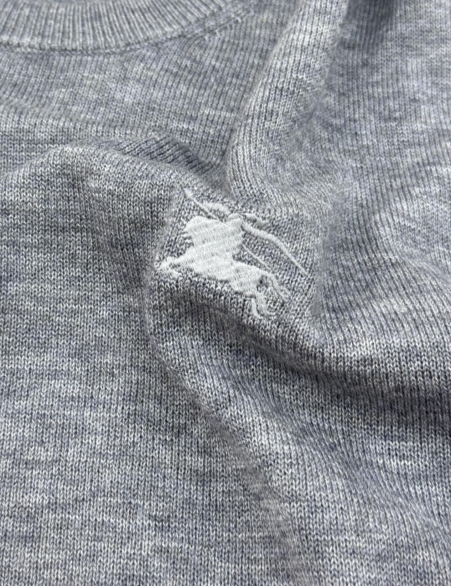 Burberry经典针织衫，采用高品质羊毛混纺面料.柔软又保暖，秋冬穿超合适！圆领设计+胸前小马标刺绣，