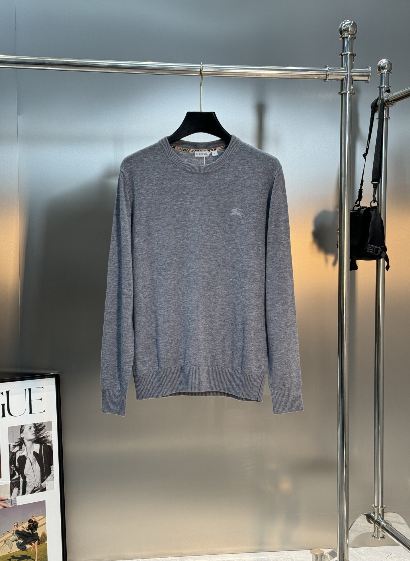 Burberry经典针织衫，采用高品质羊毛混纺面料.柔软又保暖，秋冬穿超合适！圆领设计+胸前小马标刺绣，