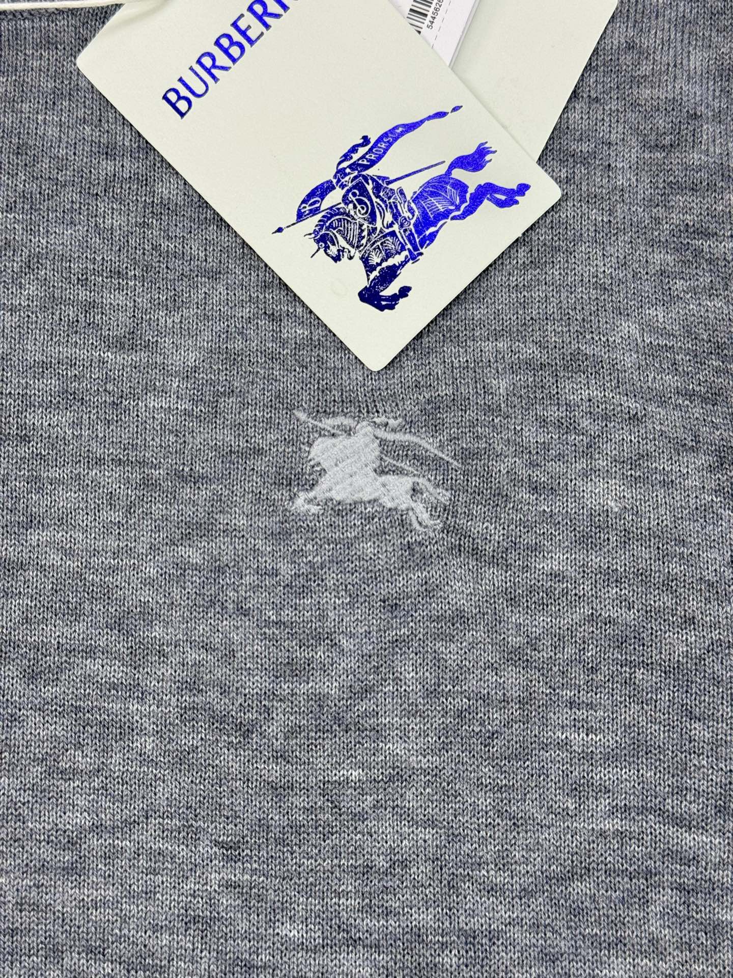 Burberry经典针织衫，采用高品质羊毛混纺面料.柔软又保暖，秋冬穿超合适！圆领设计+胸前小马标刺绣，