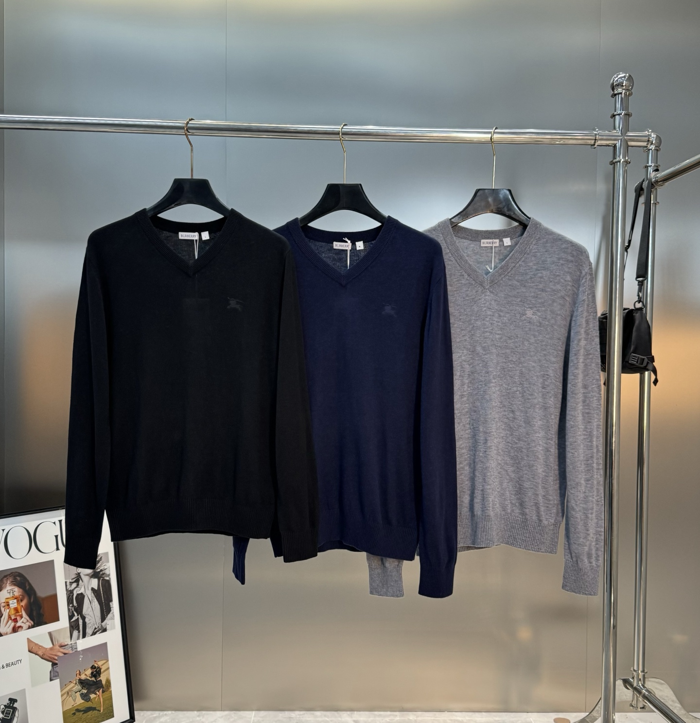 Burberry V领针织毛衣，经典设计+高品质羊毛混纺，柔软又保暖！深黑、绀色、灰色三色可选，百搭不挑