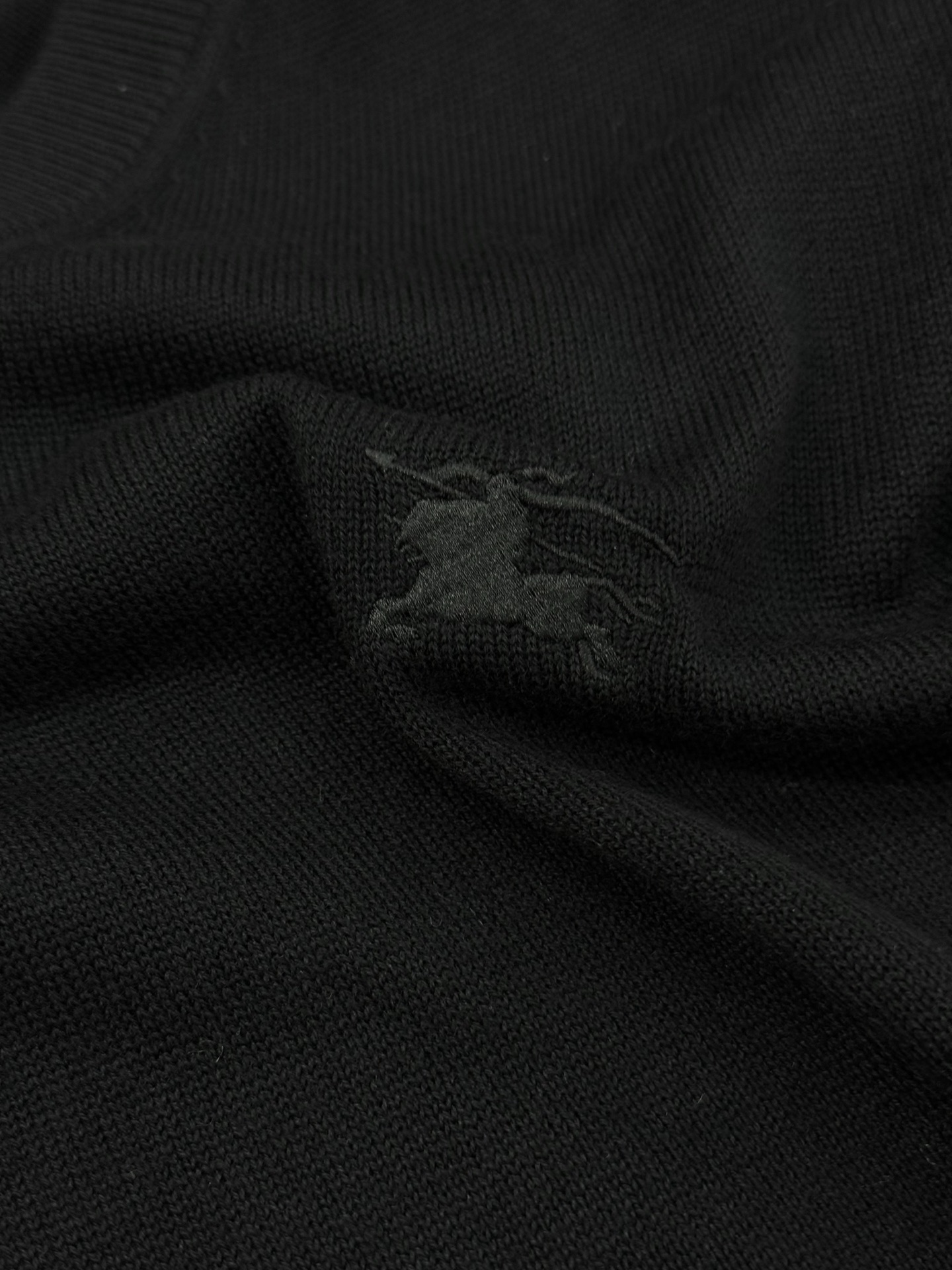 Burberry V领针织毛衣，经典设计+高品质羊毛混纺，柔软又保暖！深黑、绀色、灰色三色可选，百搭不挑
