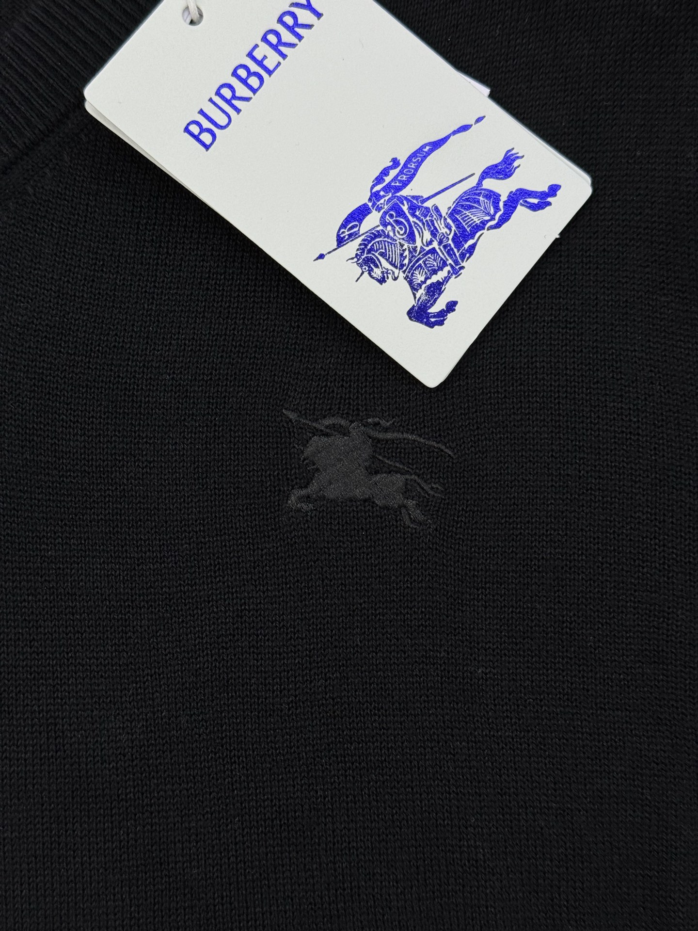 Burberry V领针织毛衣，经典设计+高品质羊毛混纺，柔软又保暖！深黑、绀色、灰色三色可选，百搭不挑