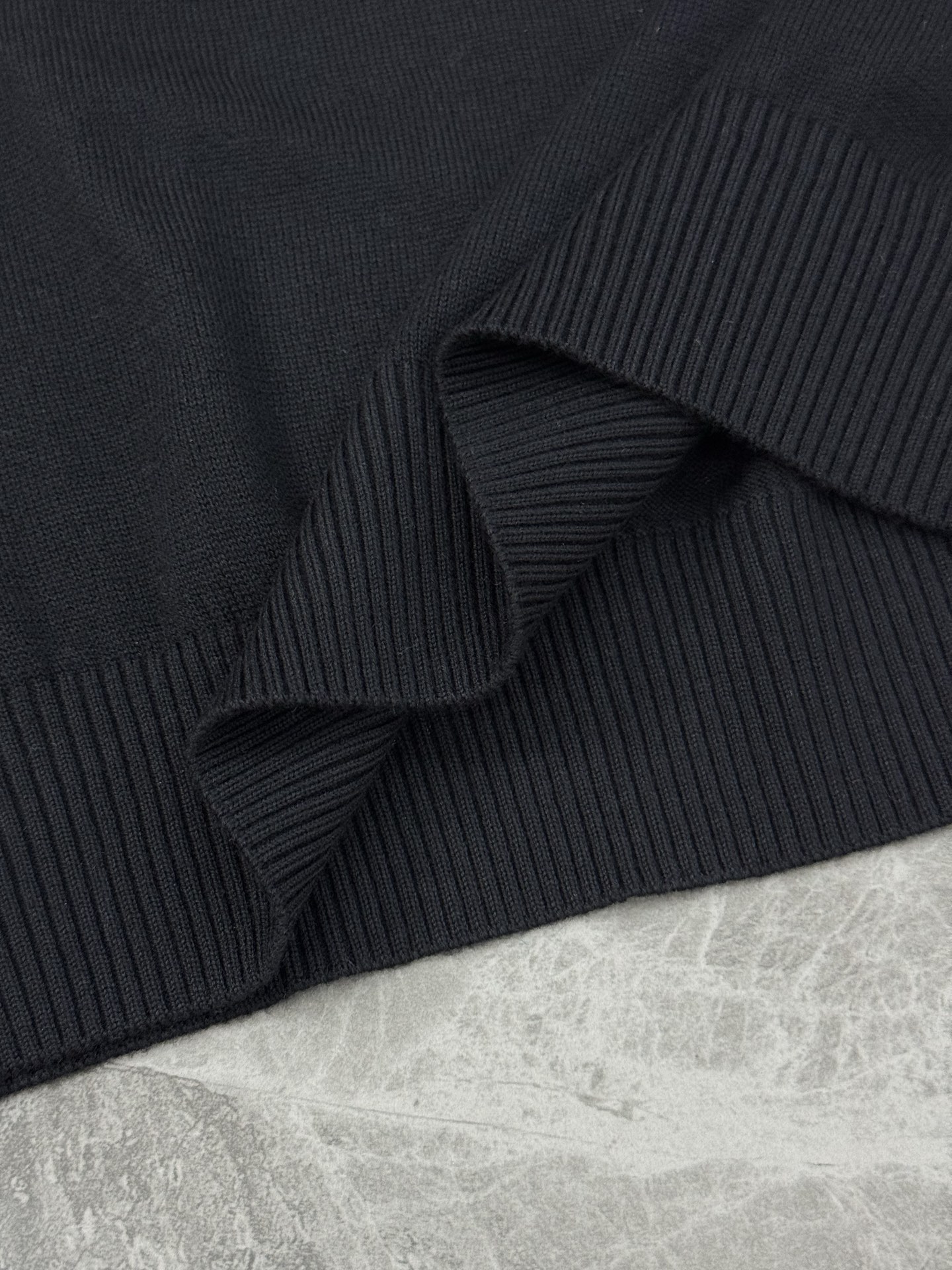 Burberry V领针织毛衣，经典设计+高品质羊毛混纺，柔软又保暖！深黑、绀色、灰色三色可选，百搭不挑