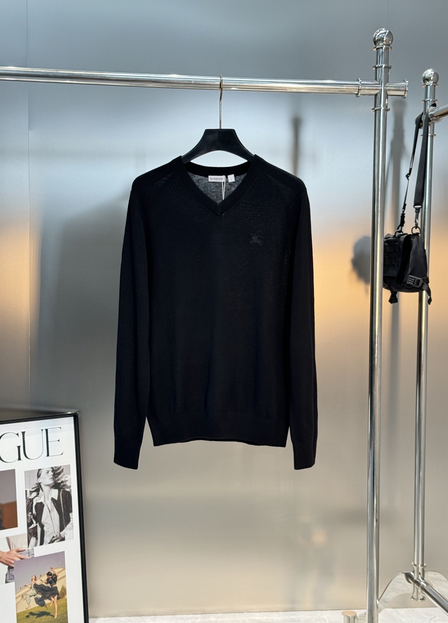 Burberry V领针织毛衣，经典设计+高品质羊毛混纺，柔软又保暖！深黑、绀色、灰色三色可选，百搭不挑