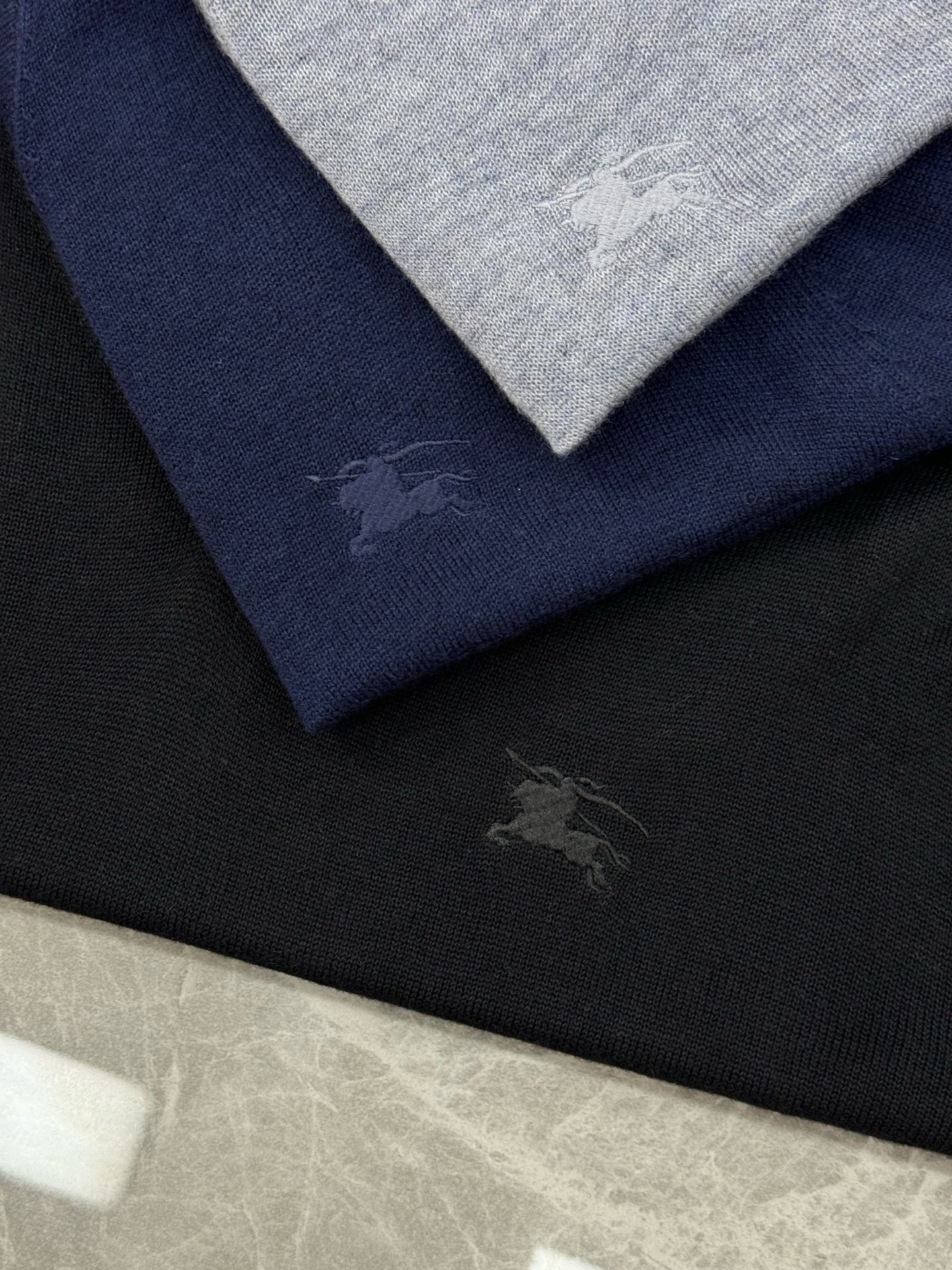 Burberry V领针织毛衣，经典设计+高品质羊毛混纺，柔软又保暖！深黑、绀色、灰色三色可选，百搭不挑