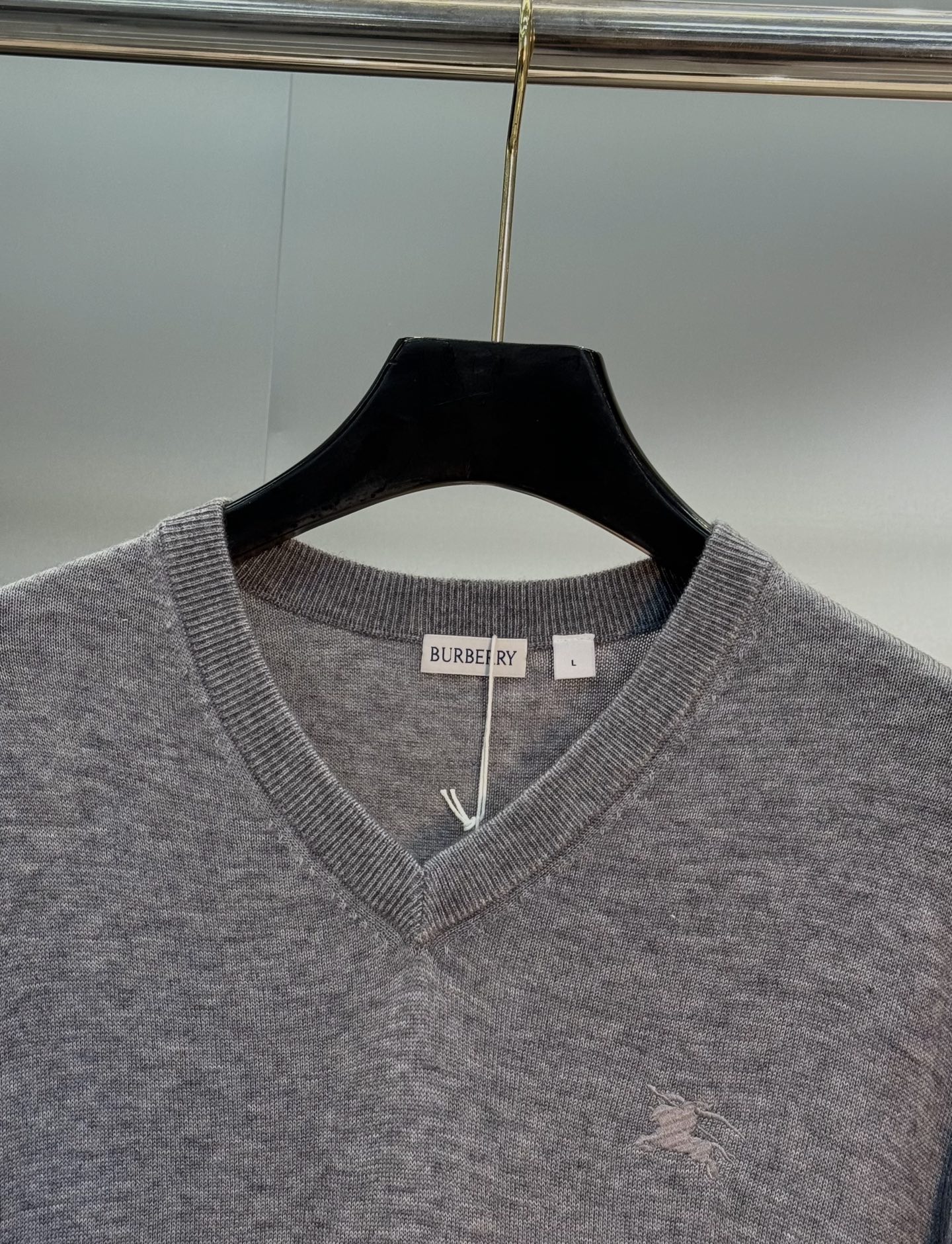 Burberry V领针织毛衣，经典设计+高品质羊毛混纺，柔软又保暖！深黑、绀色、灰色三色可选，百搭不挑
