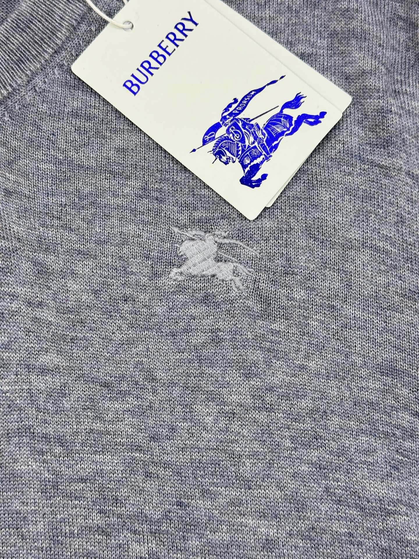 Burberry V领针织毛衣，经典设计+高品质羊毛混纺，柔软又保暖！深黑、绀色、灰色三色可选，百搭不挑