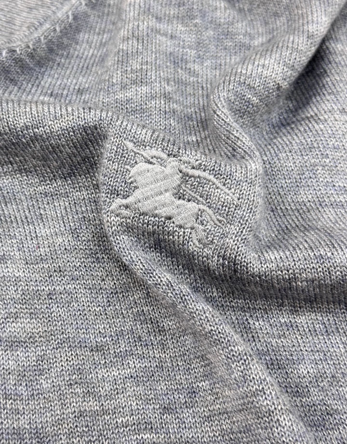 Burberry V领针织毛衣，经典设计+高品质羊毛混纺，柔软又保暖！深黑、绀色、灰色三色可选，百搭不挑