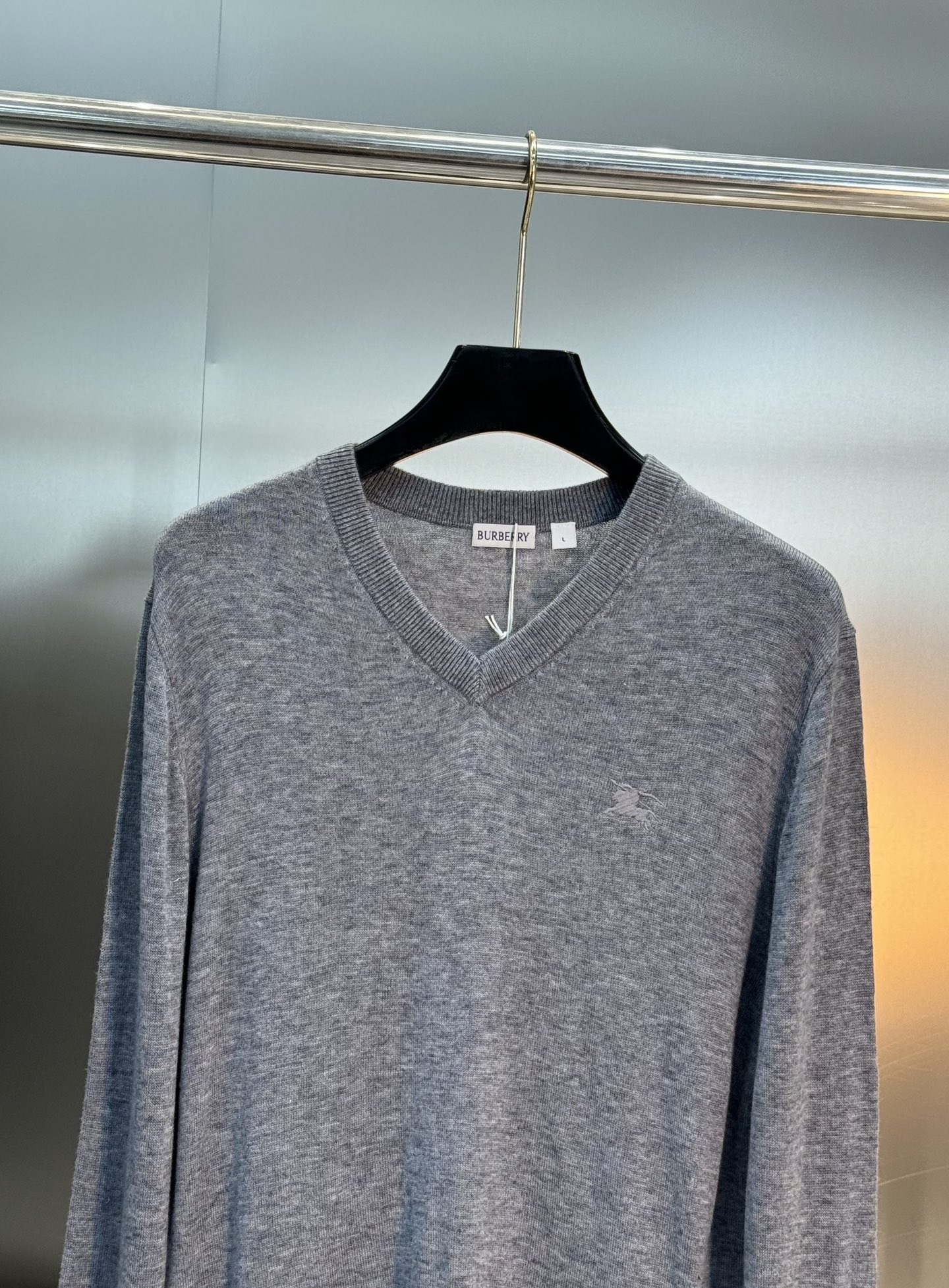 Burberry V领针织毛衣，经典设计+高品质羊毛混纺，柔软又保暖！深黑、绀色、灰色三色可选，百搭不挑