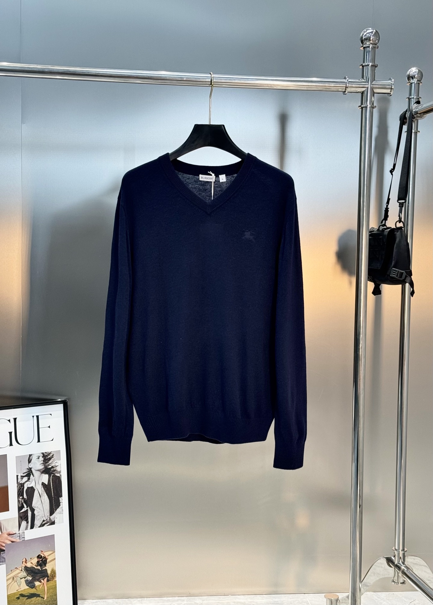 Burberry V领针织毛衣，经典设计+高品质羊毛混纺，柔软又保暖！深黑、绀色、灰色三色可选，百搭不挑