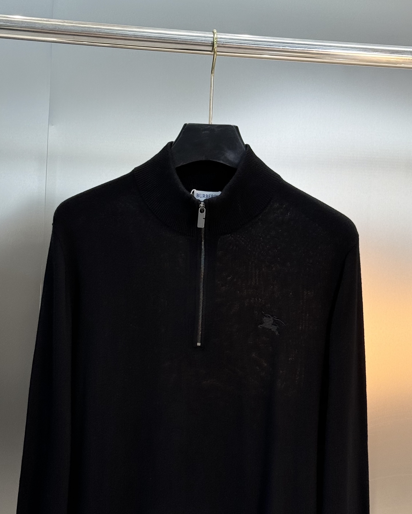 Burberry半拉链羊毛针织衫，采用高品质羊毛，柔软舒适，秋冬穿超暖！半拉链设计方便穿脱，还能调节领口