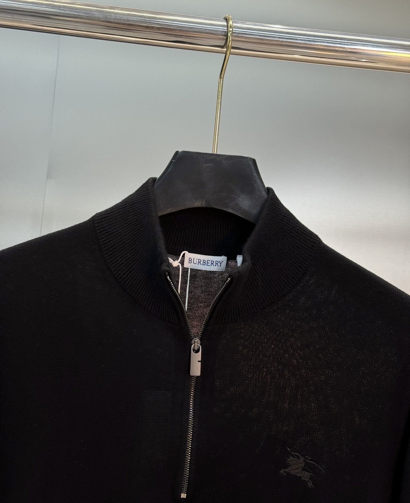 Burberry半拉链羊毛针织衫，采用高品质羊毛，柔软舒适，秋冬穿超暖！半拉链设计方便穿脱，还能调节领口