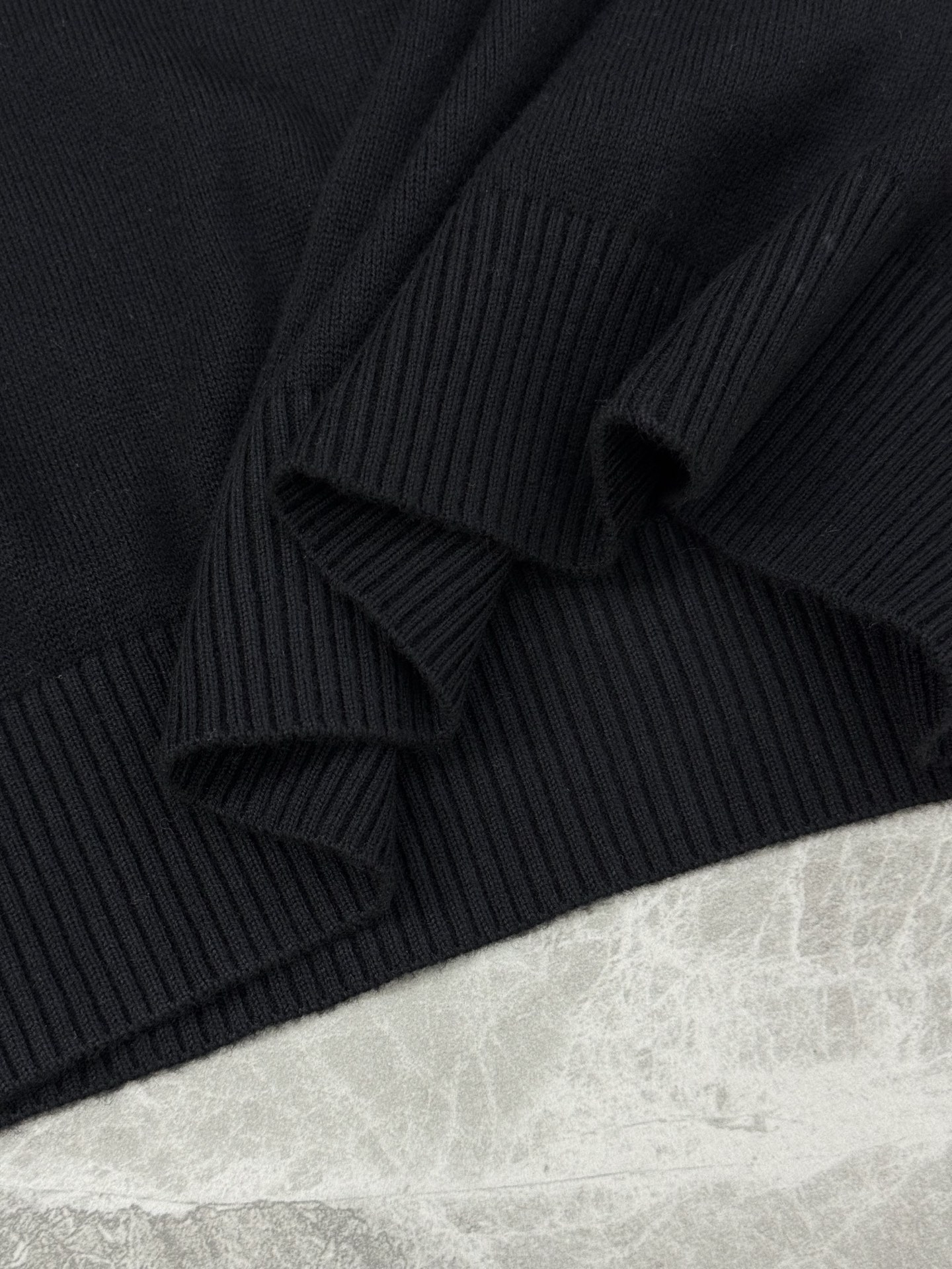 Burberry半拉链羊毛针织衫，采用高品质羊毛，柔软舒适，秋冬穿超暖！半拉链设计方便穿脱，还能调节领口