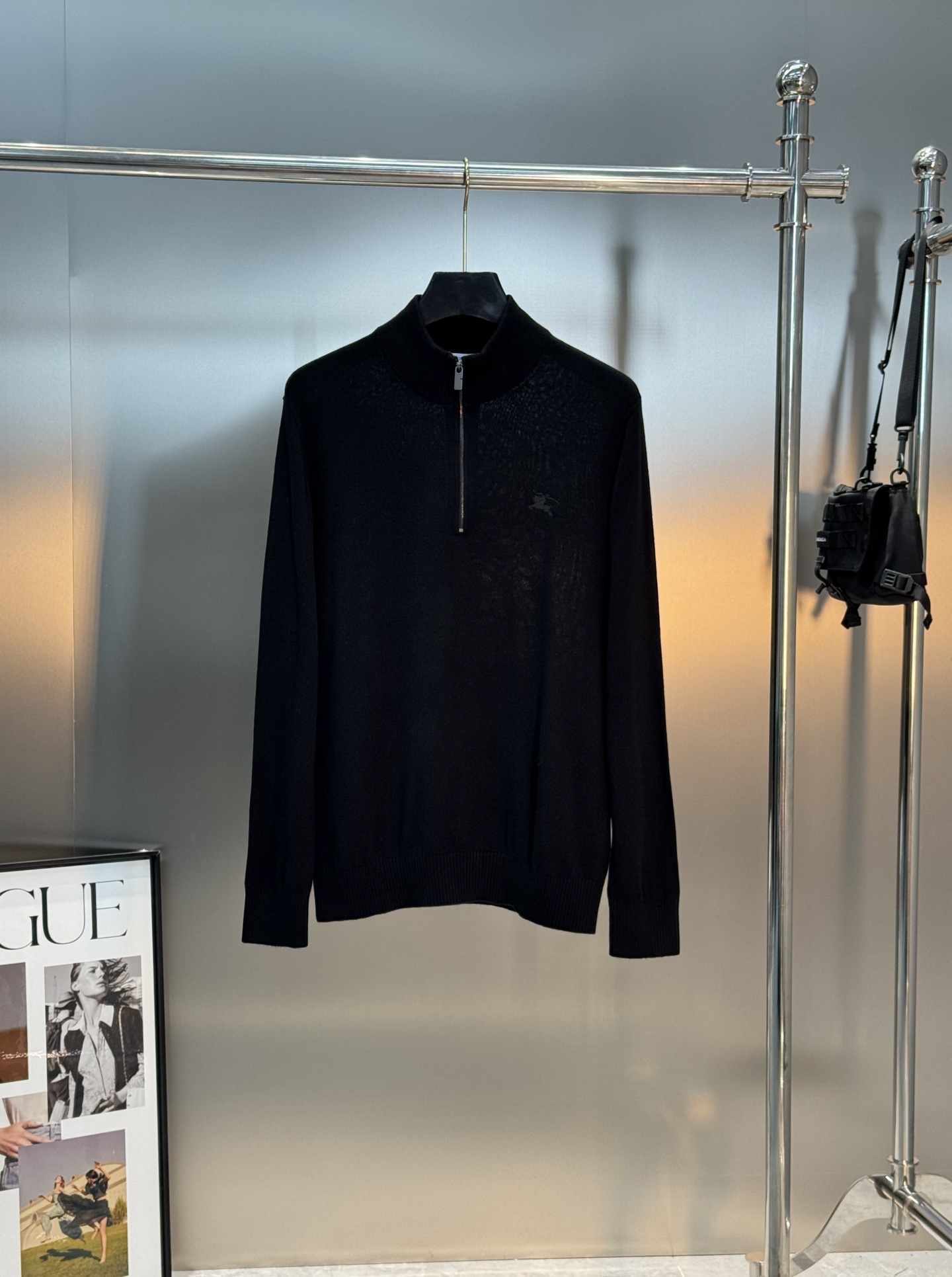 Burberry半拉链羊毛针织衫，采用高品质羊毛，柔软舒适，秋冬穿超暖！半拉链设计方便穿脱，还能调节领口