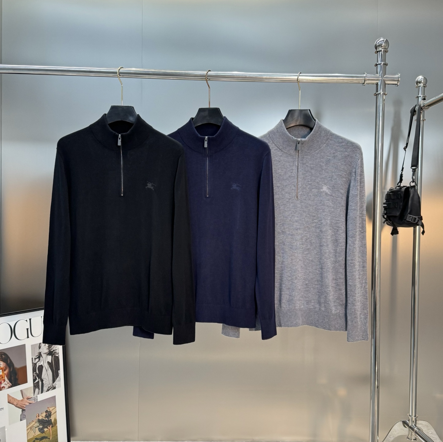 Burberry半拉链羊毛针织衫，采用高品质羊毛，柔软舒适，秋冬穿超暖！半拉链设计方便穿脱，还能调节领口