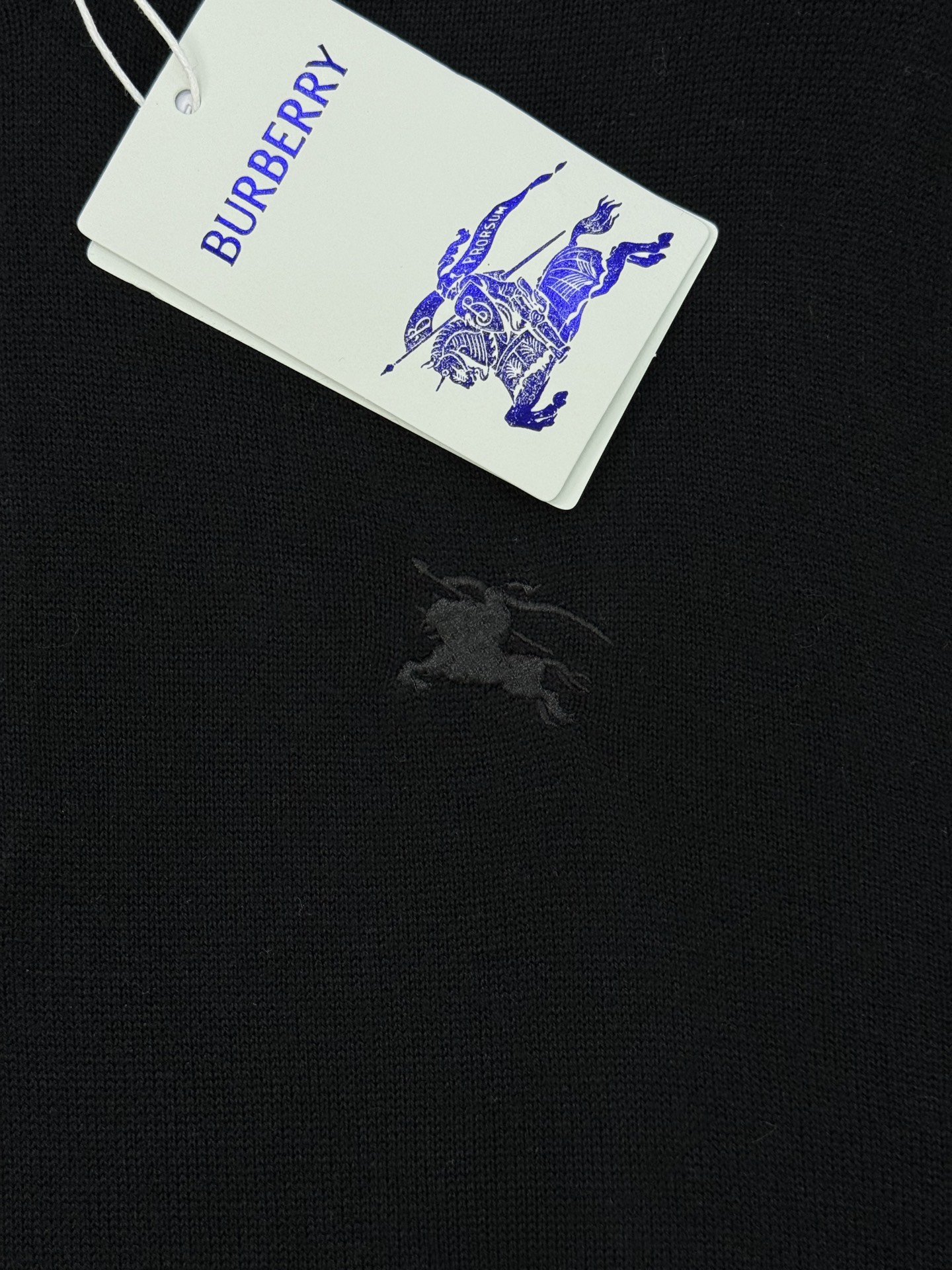 Burberry半拉链羊毛针织衫，采用高品质羊毛，柔软舒适，秋冬穿超暖！半拉链设计方便穿脱，还能调节领口